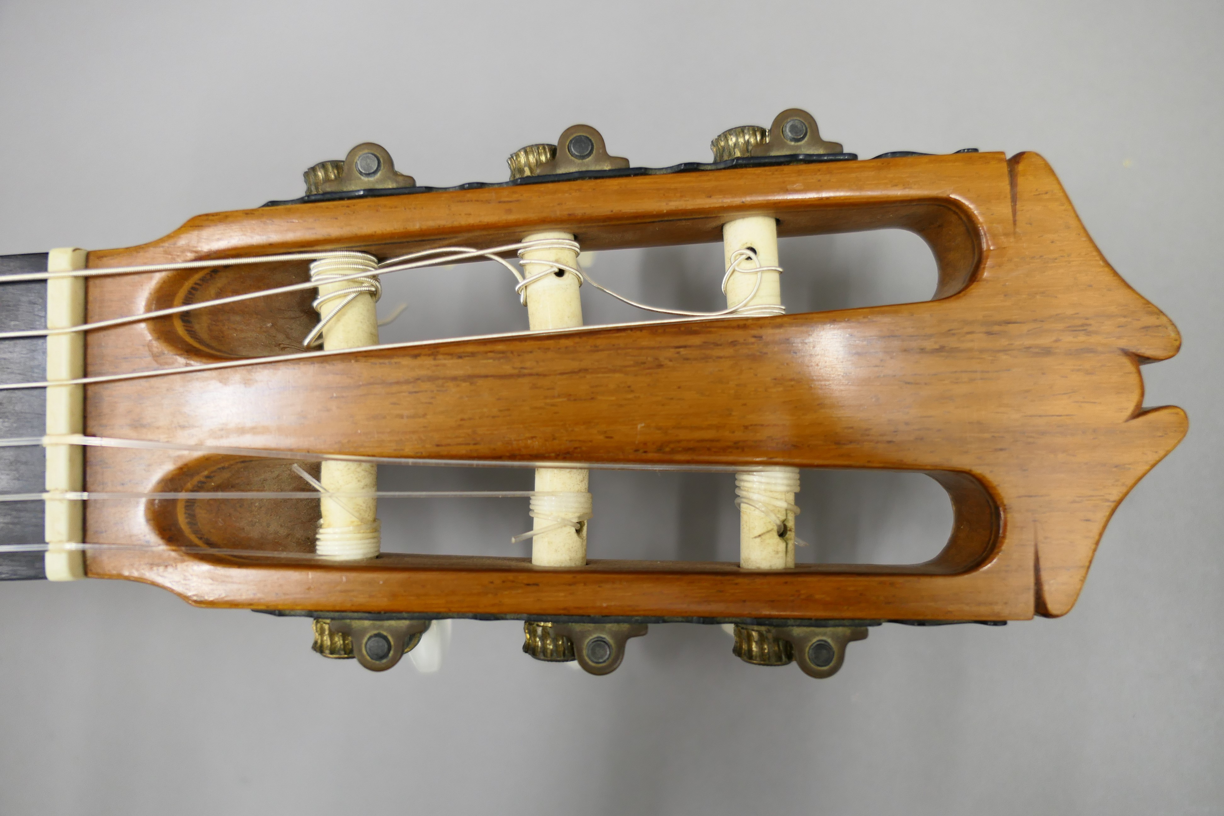A Stuart Keen classical guitar. 99 cm high. - Image 18 of 25