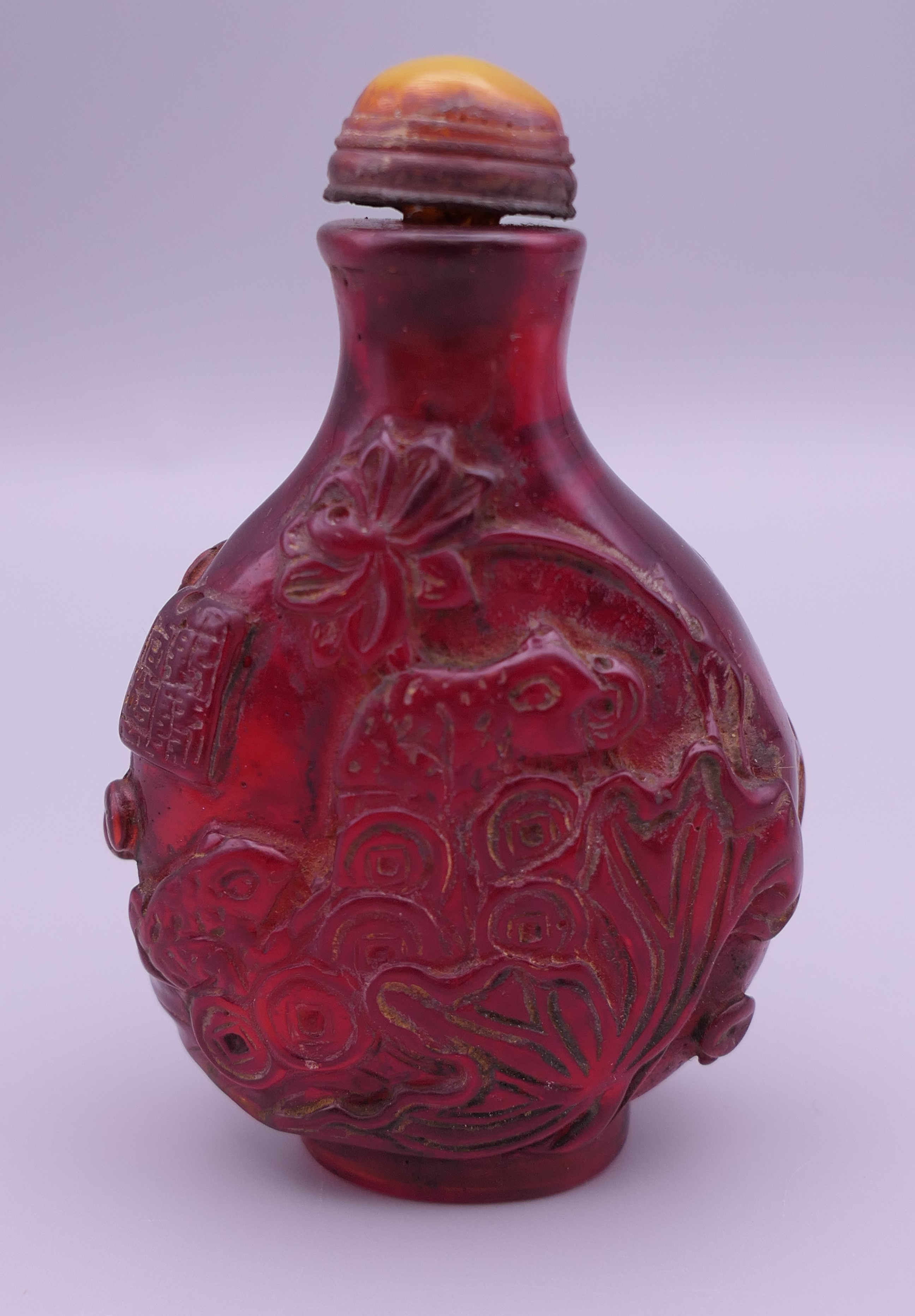 A Chinese snuff bottle. 7.5 cm high.