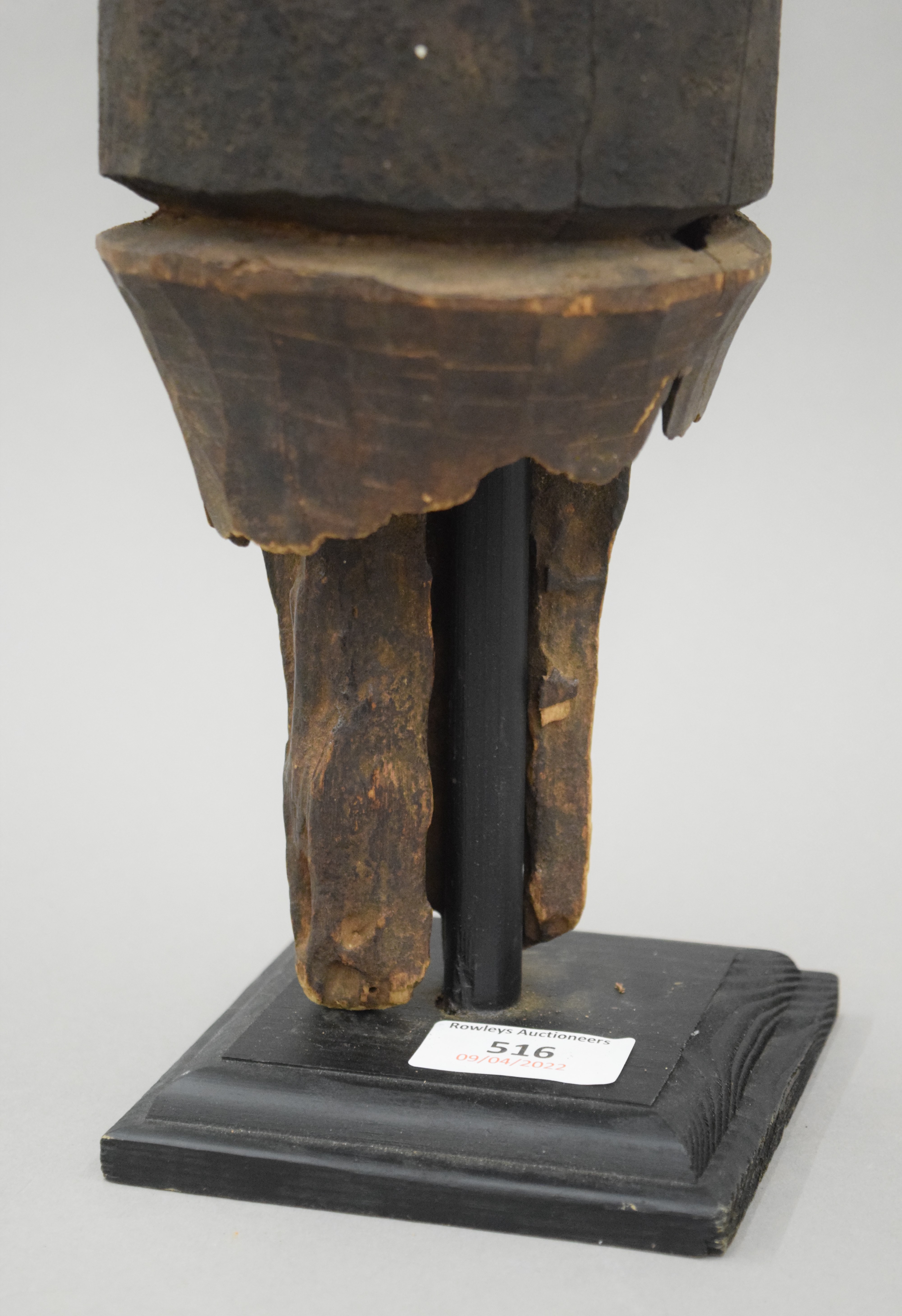 An African painted carved wooden tribal post, mounted on a display stand. 54 cm high overall. - Image 5 of 9