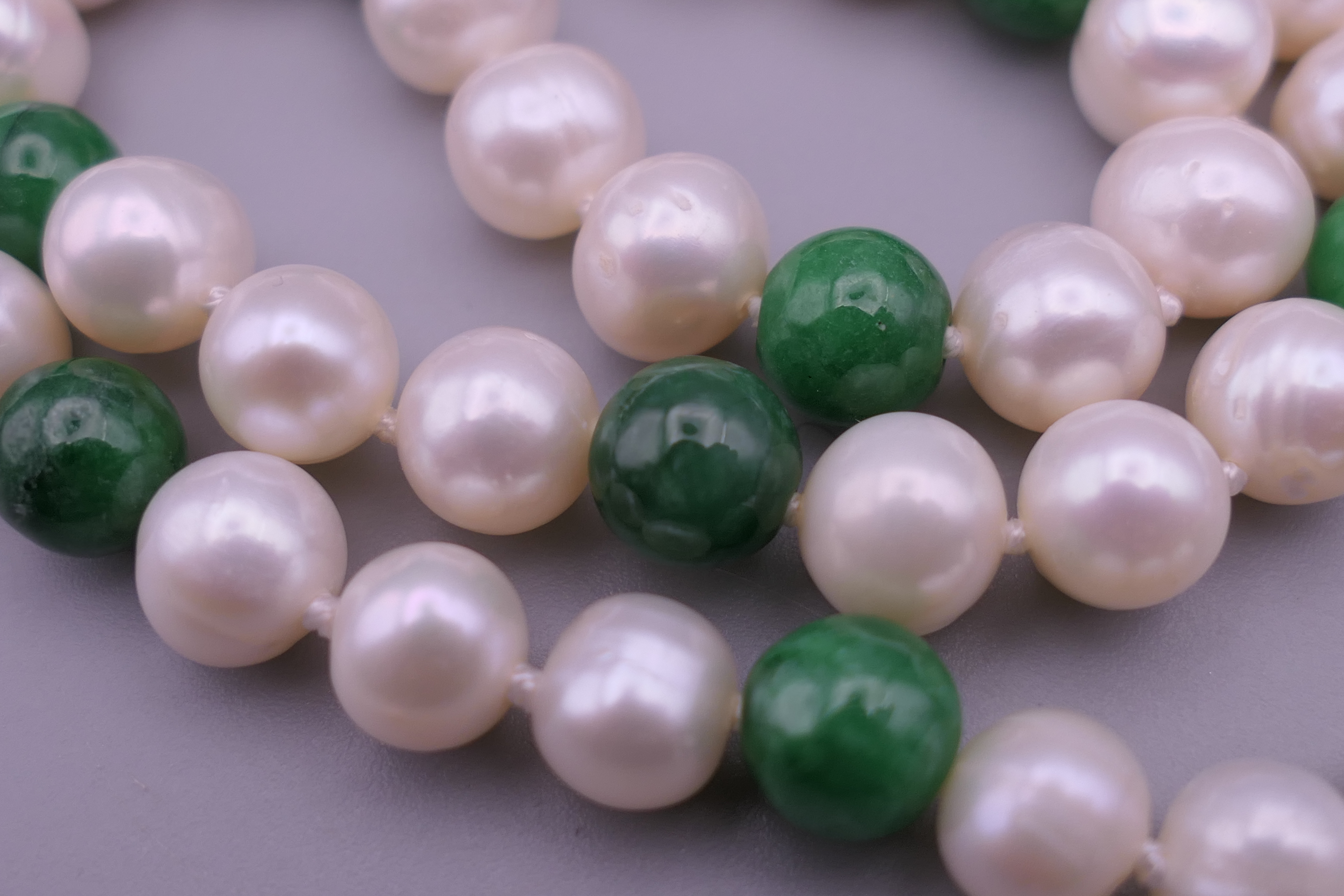 A jade and pearl necklace with a 14 ct gold clasp. 43 cm long. - Image 3 of 4