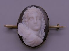An unmarked gold framed carved cameo brooch. 3 cm high. 10.4 grammes total weight.