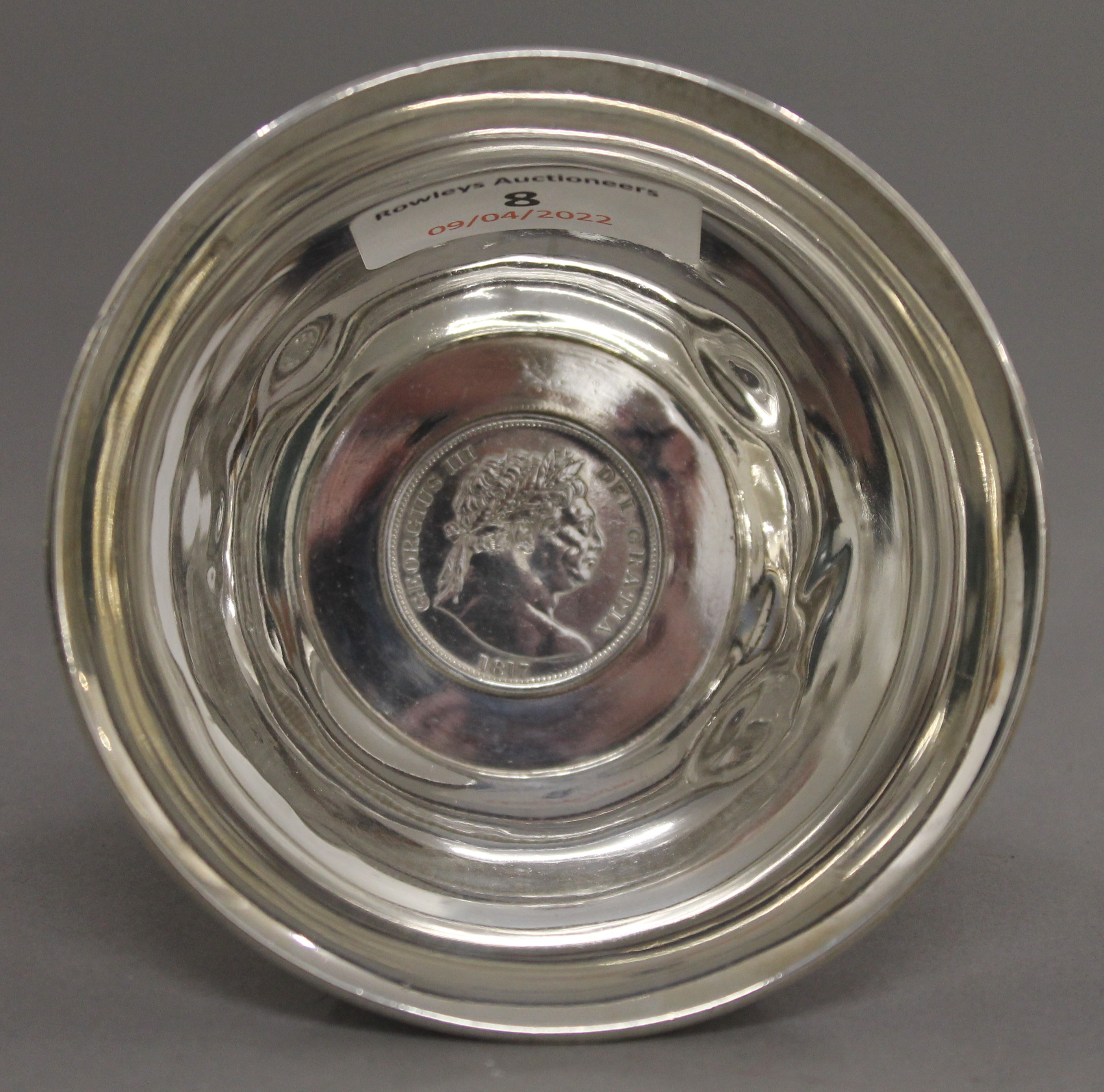 A coin set silver bowl. 9.75 cm diameter. 112.9 grammes total weight. - Image 2 of 4