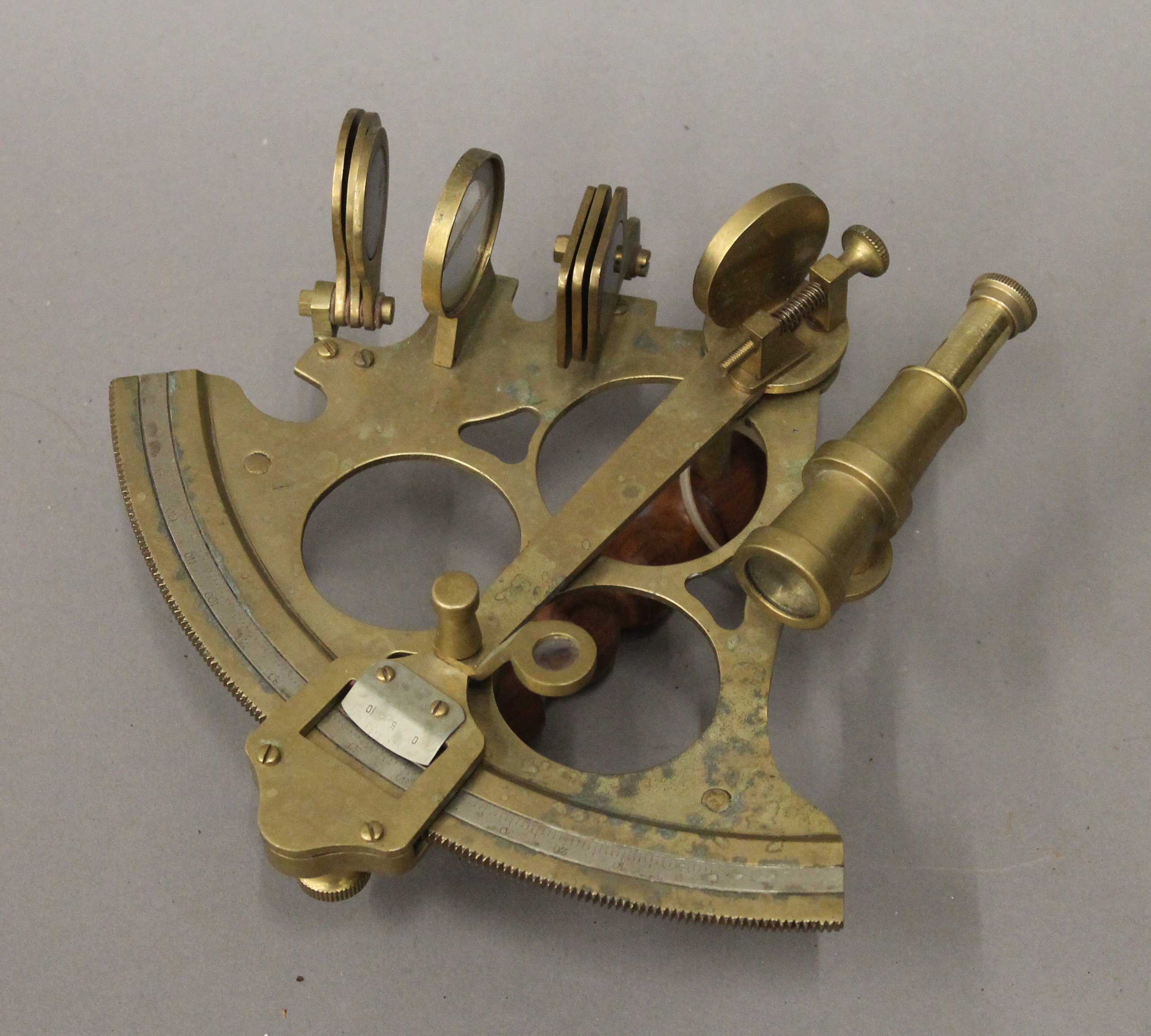 A brass sextant. 20.5 cm wide. - Image 2 of 2