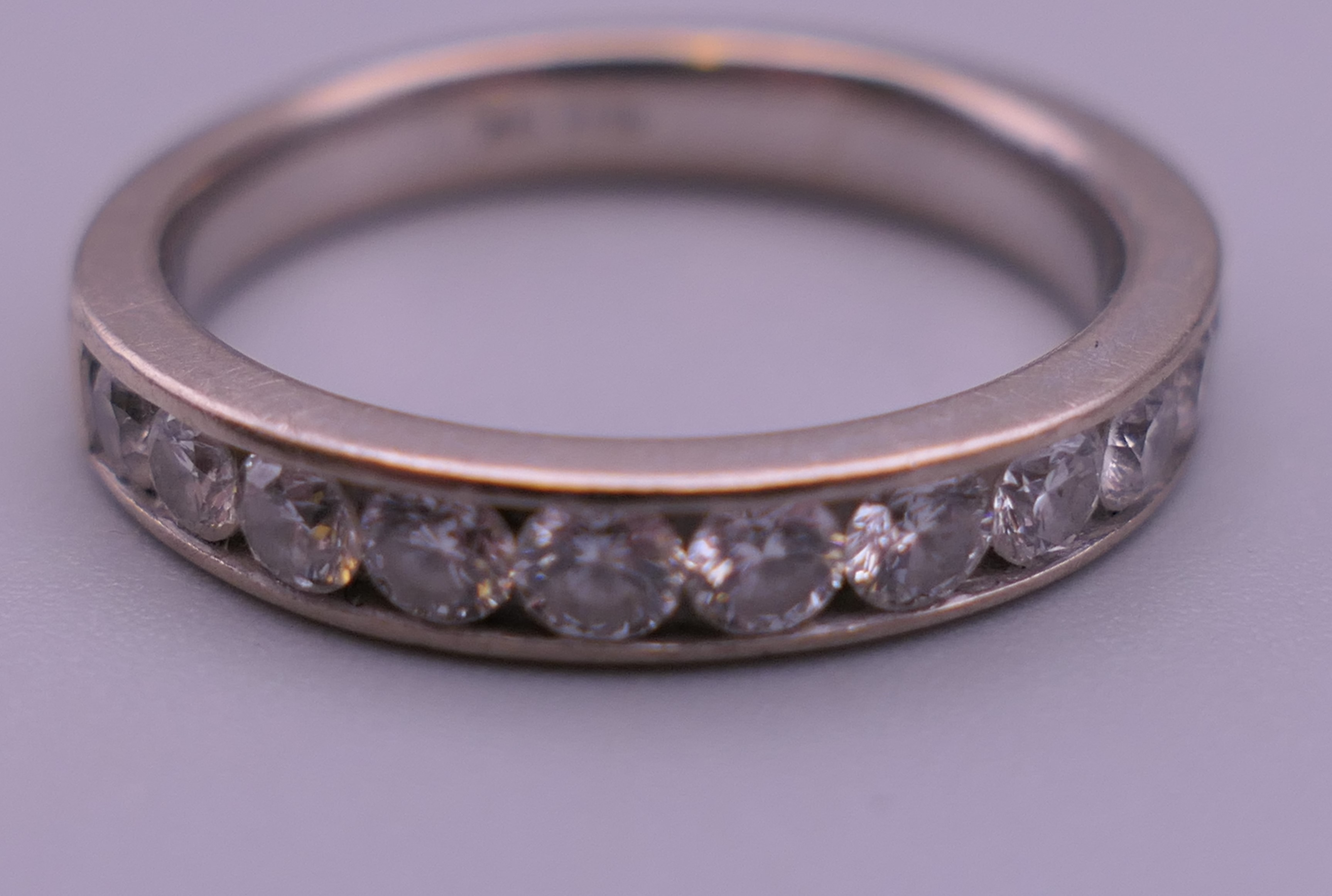 An 18 K white gold diamond set half hoop eternity ring. Ring size N. - Bild 3 aus 6