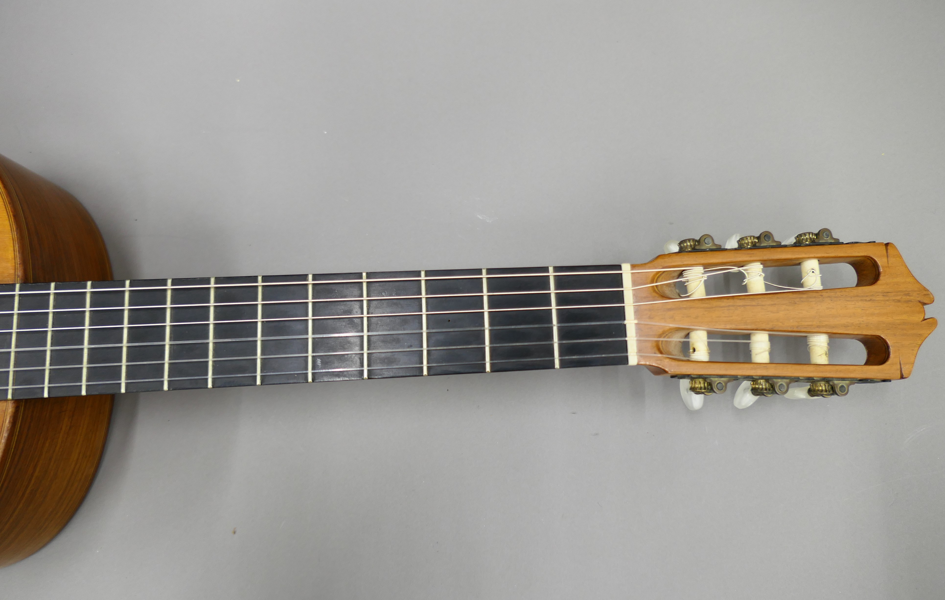 A Stuart Keen classical guitar. 99 cm high. - Image 23 of 25