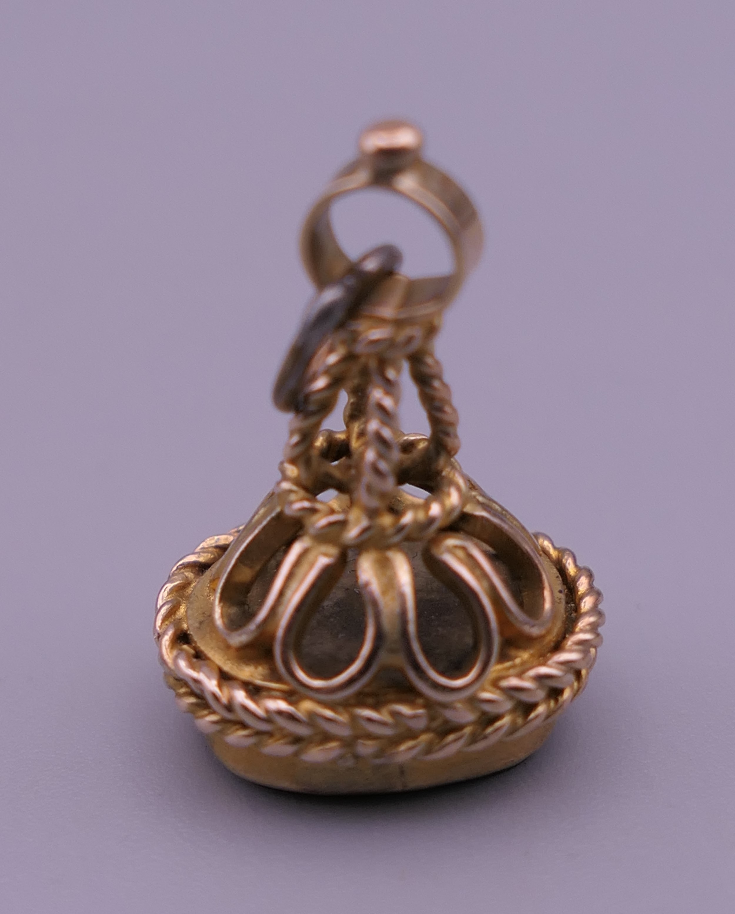 A 9 ct gold seal. 2 cm high. 2.8 grammes total weight. - Image 2 of 5