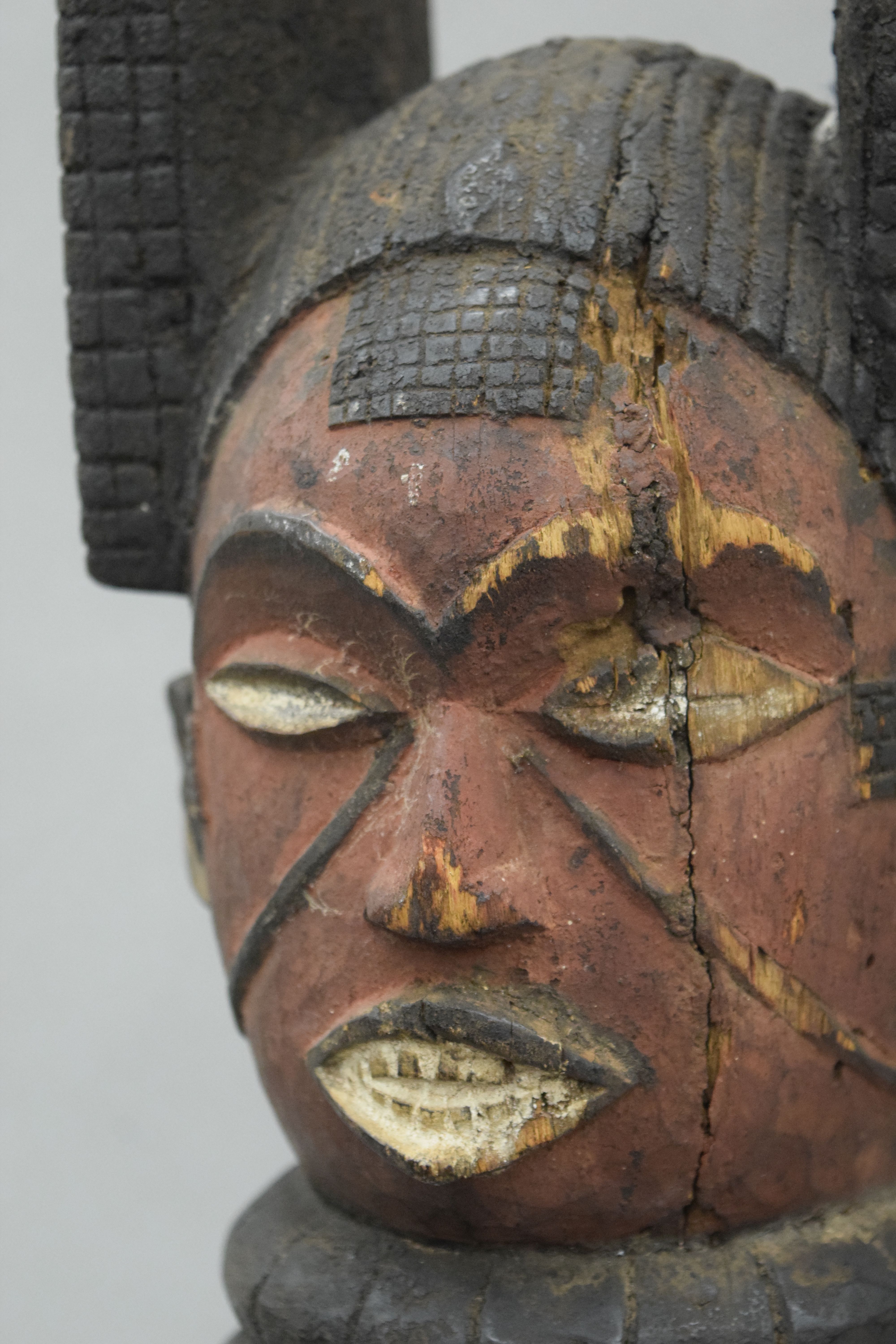 An African painted carved wooden tribal post, mounted on a display stand. 54 cm high overall. - Image 4 of 9