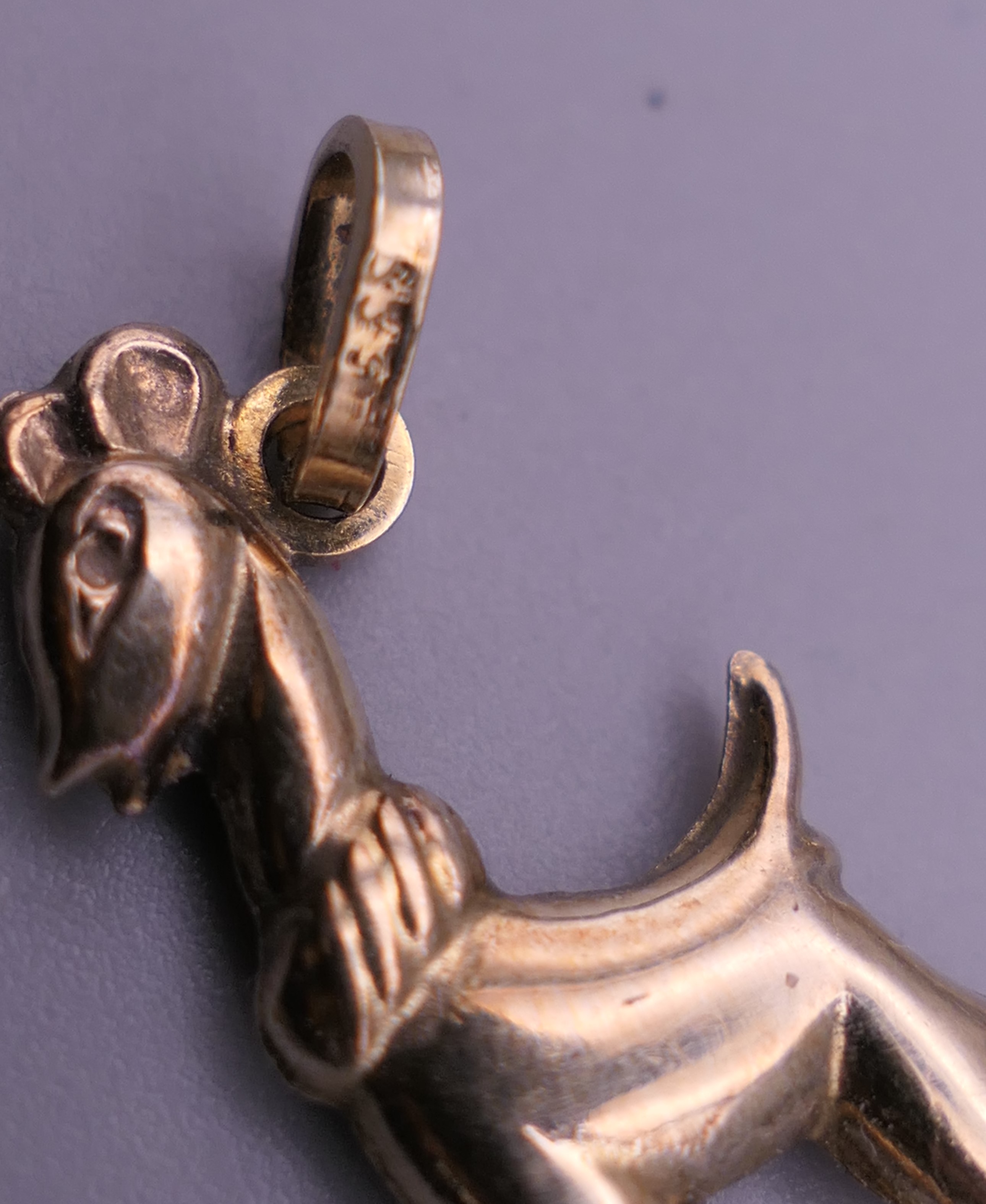 A gold pendant in the form of a deer. Pendant 2.5 cm high. 1.4 grammes. - Image 4 of 4