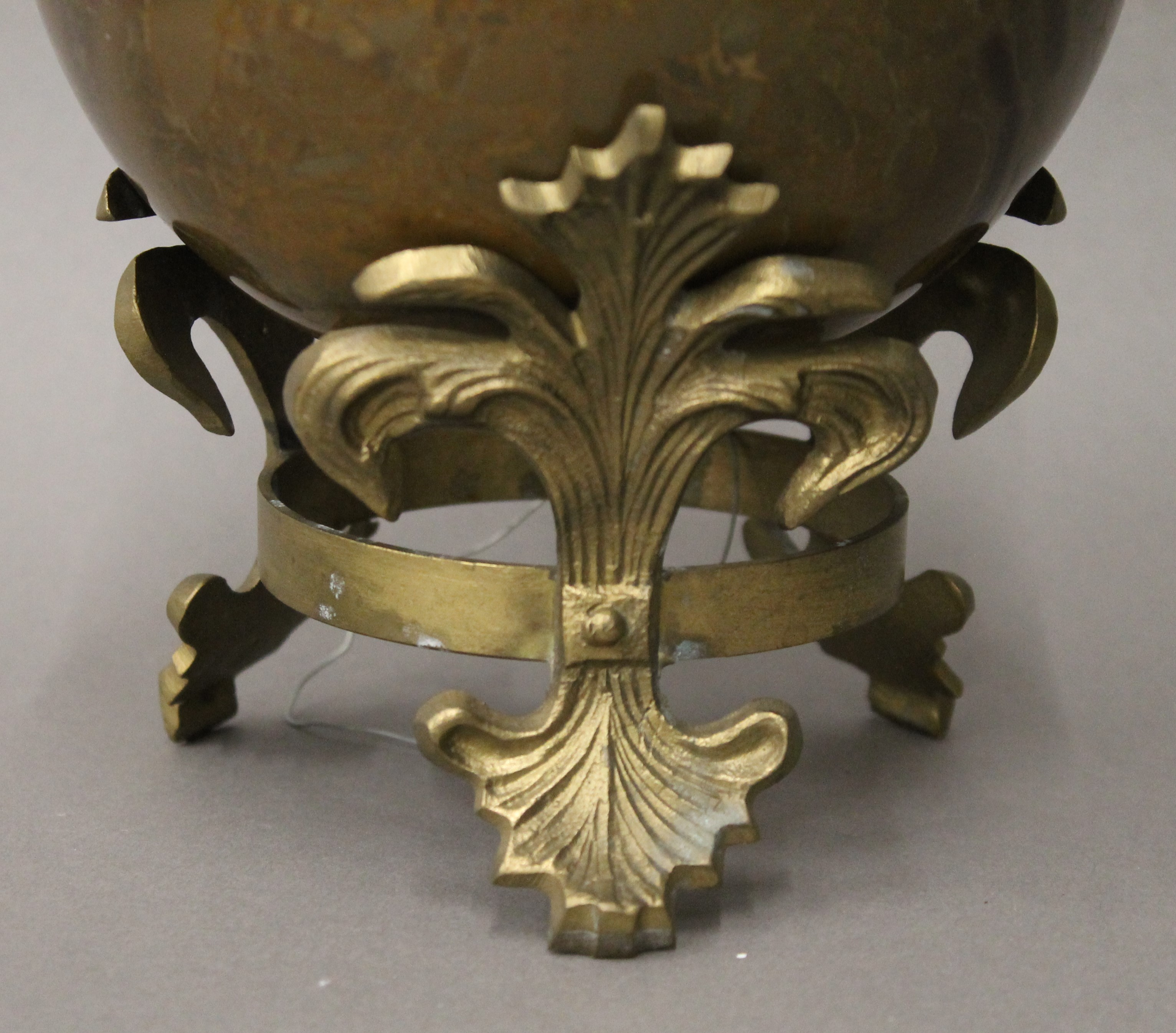 A large marble ball on a brass stand. 20 cm high overall. - Image 2 of 4