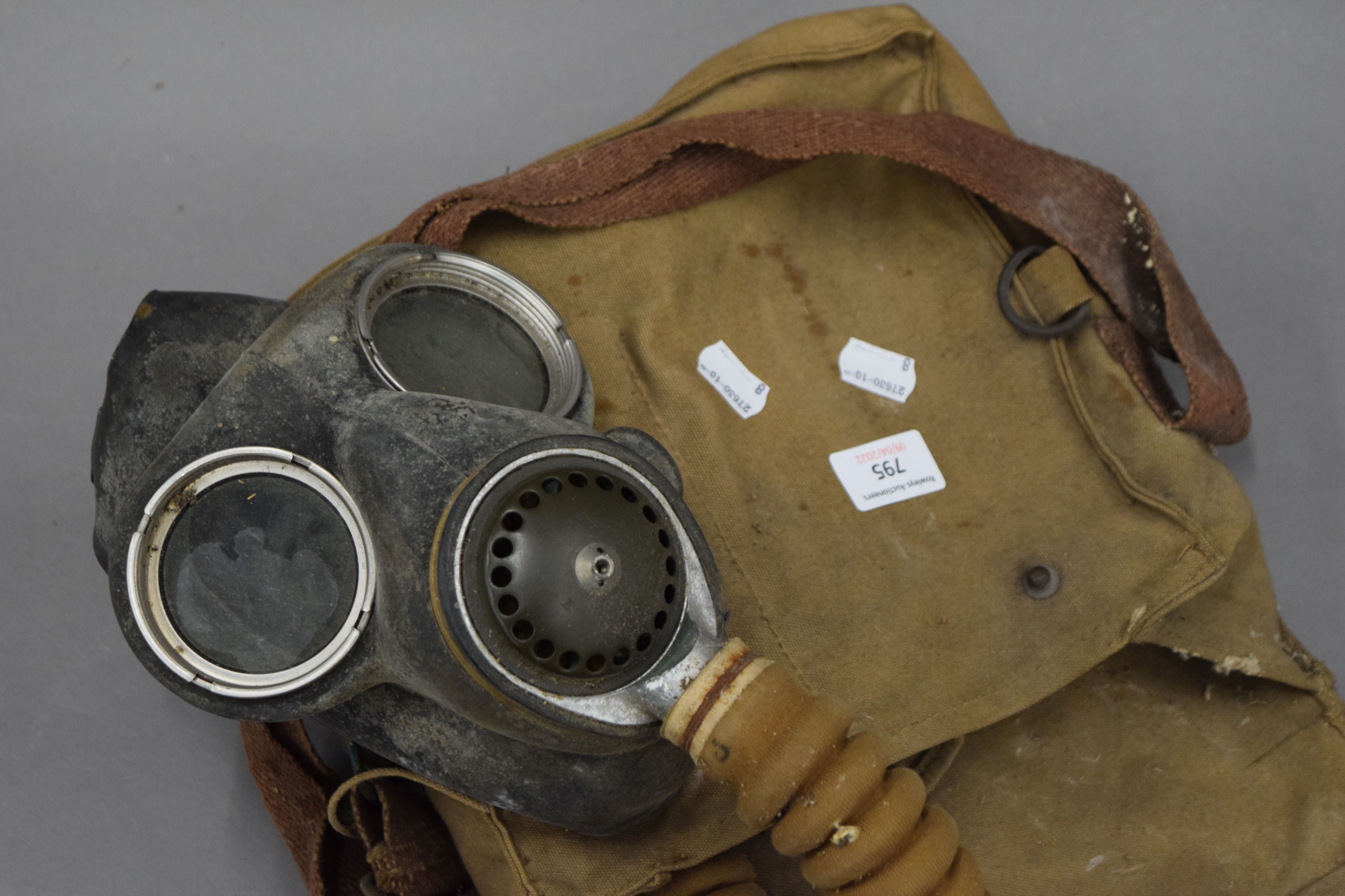 A vintage gas mask in bag. - Image 3 of 3