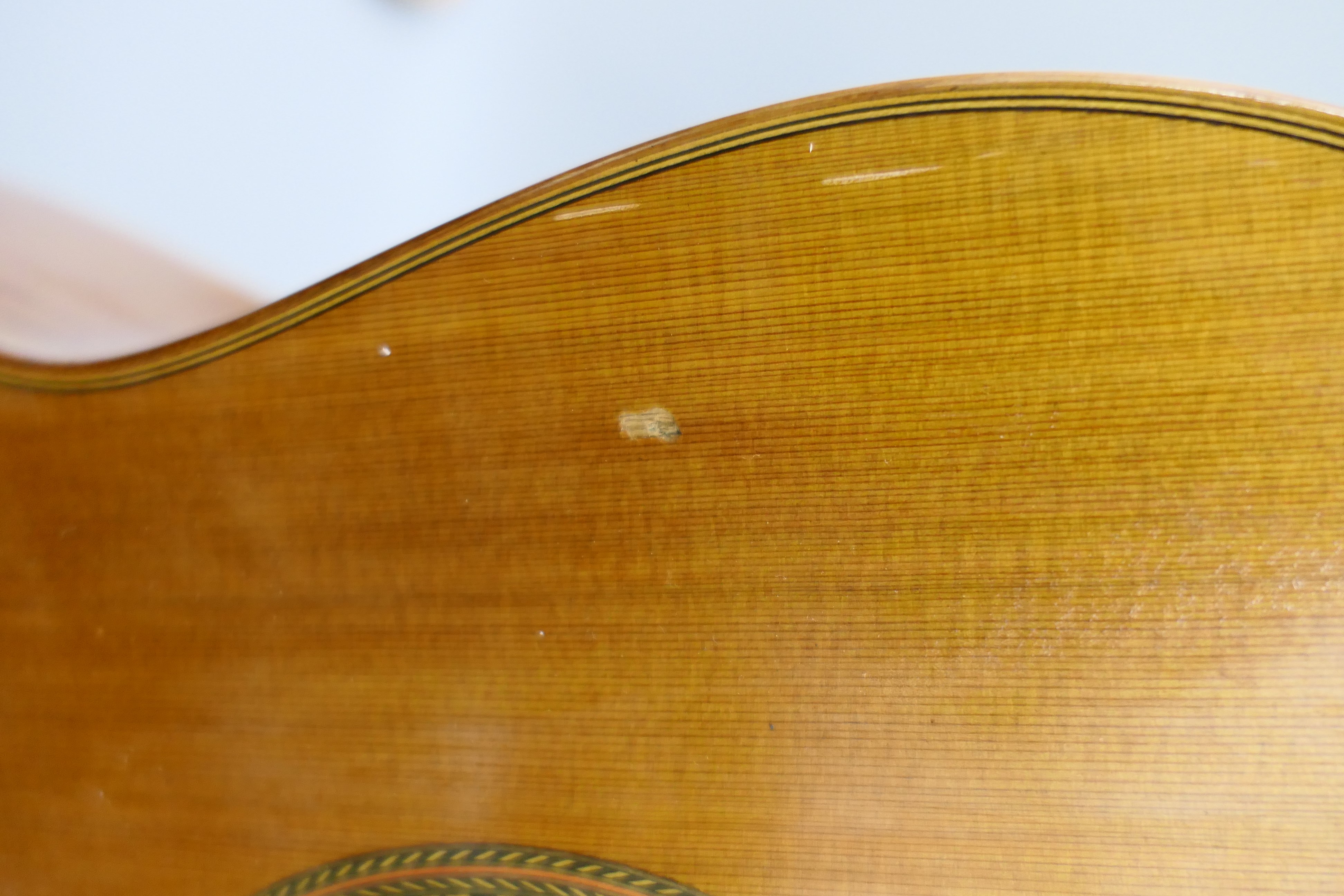 A Stuart Keen classical guitar. 99 cm high. - Image 12 of 25