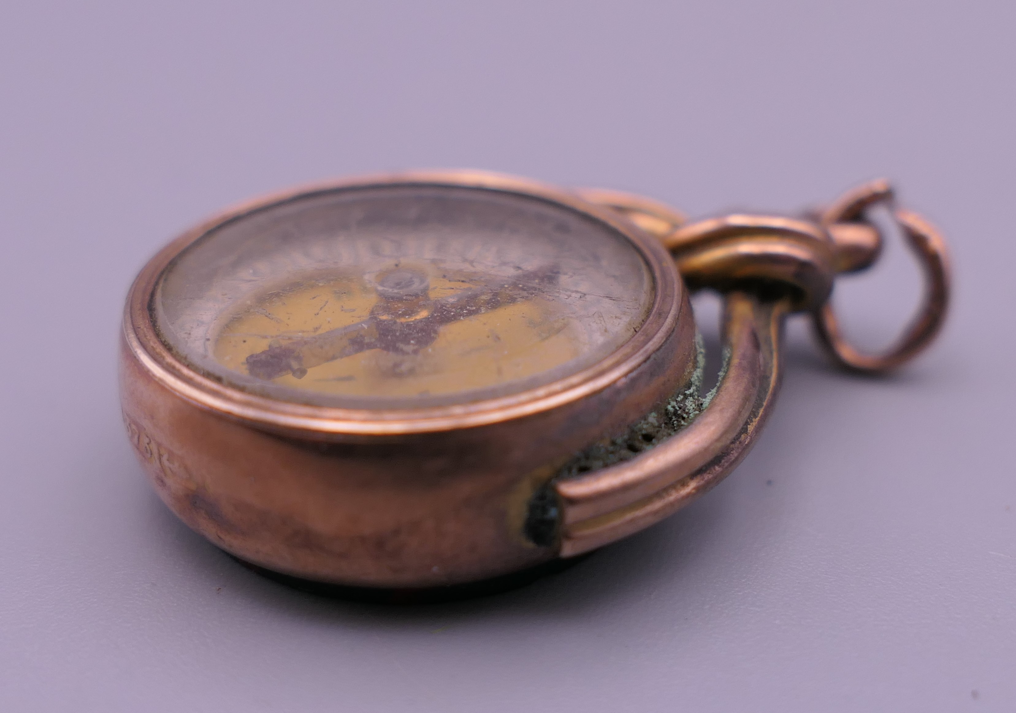 A rose gold compass/pendant fob. Compass 2 cm diameter. 10.6 grammes total weight. - Image 3 of 4