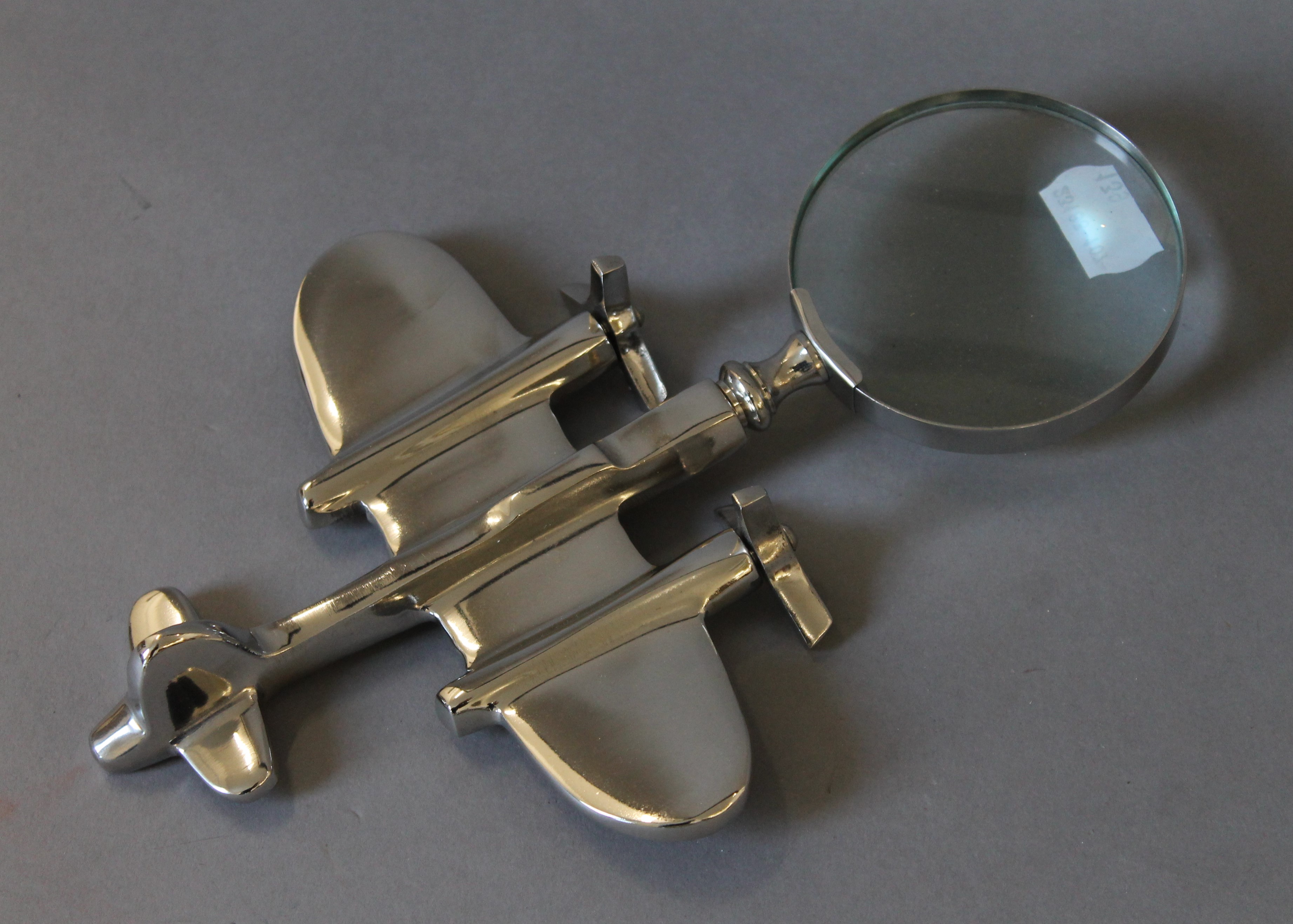 Three chrome novelty magnifying glasses. The largest 29.5 cm long. - Image 4 of 4