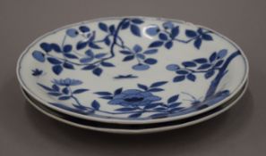 A pair of 17th/18th century Japanese blue and white porcelain plates. 21.5 cm diameter.