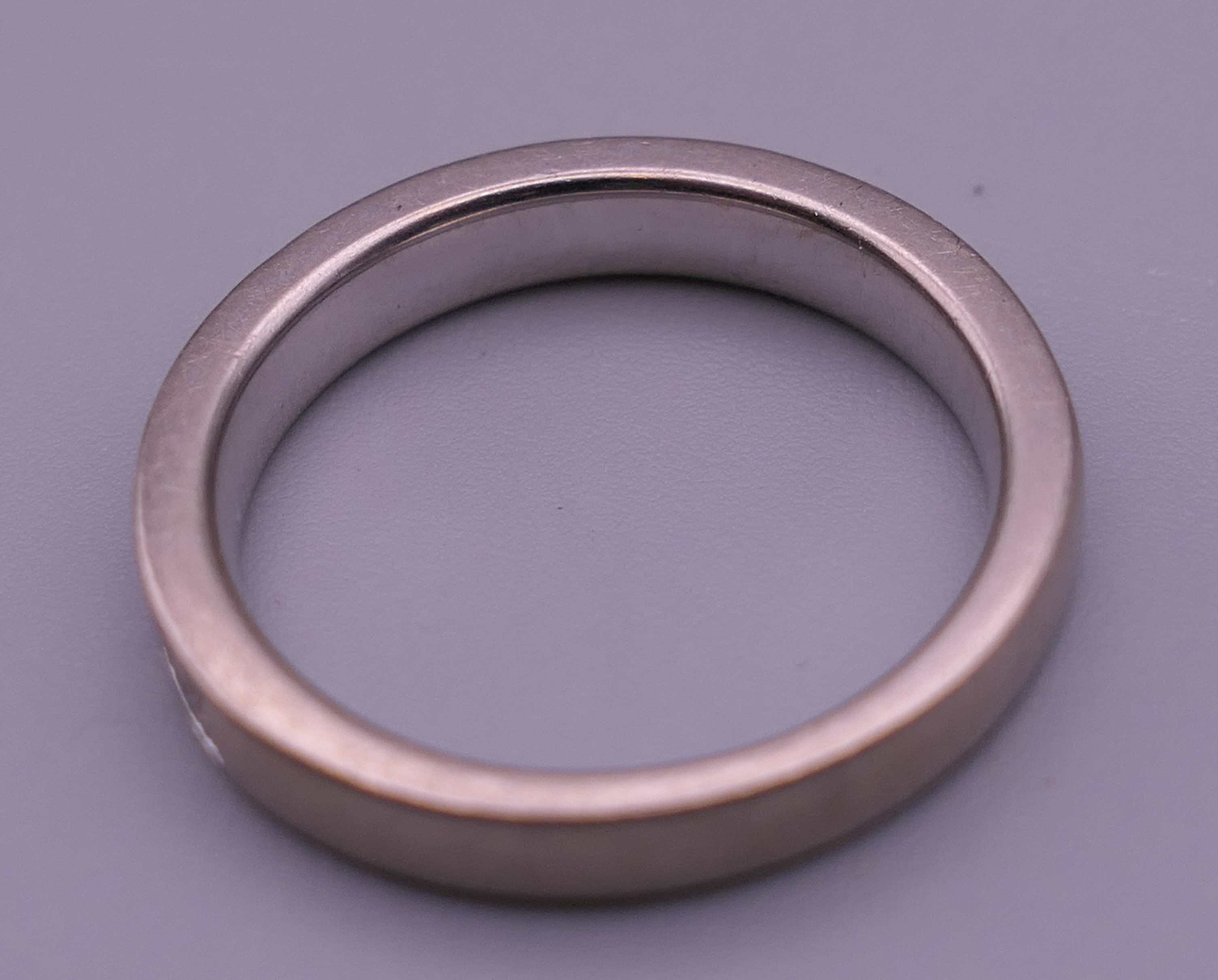 An 18 K white gold diamond set half hoop eternity ring. Ring size N. - Bild 2 aus 6