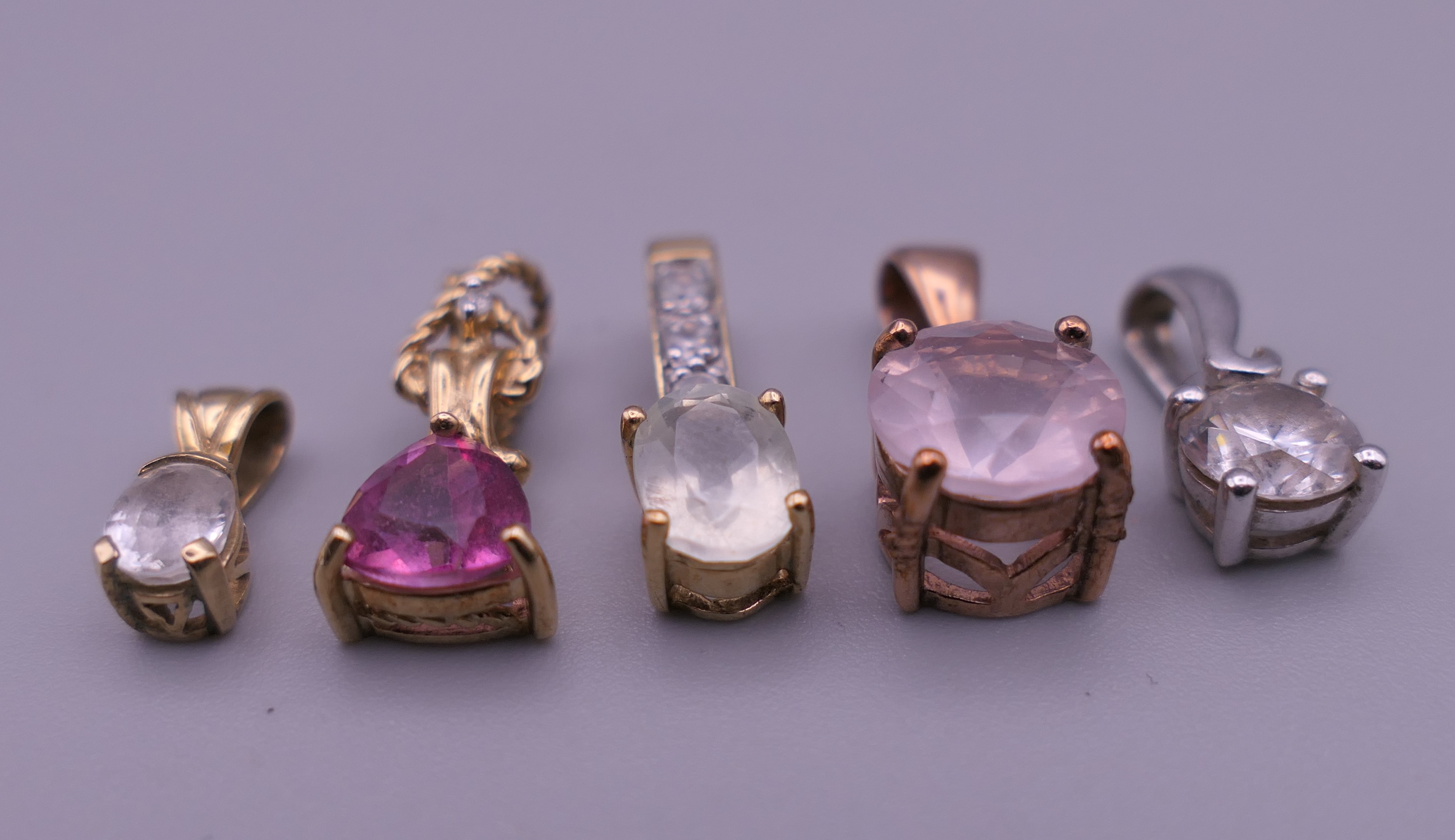 Five 9 ct gold pendants. Largest 1.5 cm high. 4.9 grammes total weight. - Image 2 of 5
