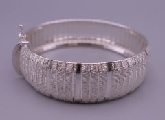 A ladies silver bracelet. 19 cm long. 28.4 grammes.