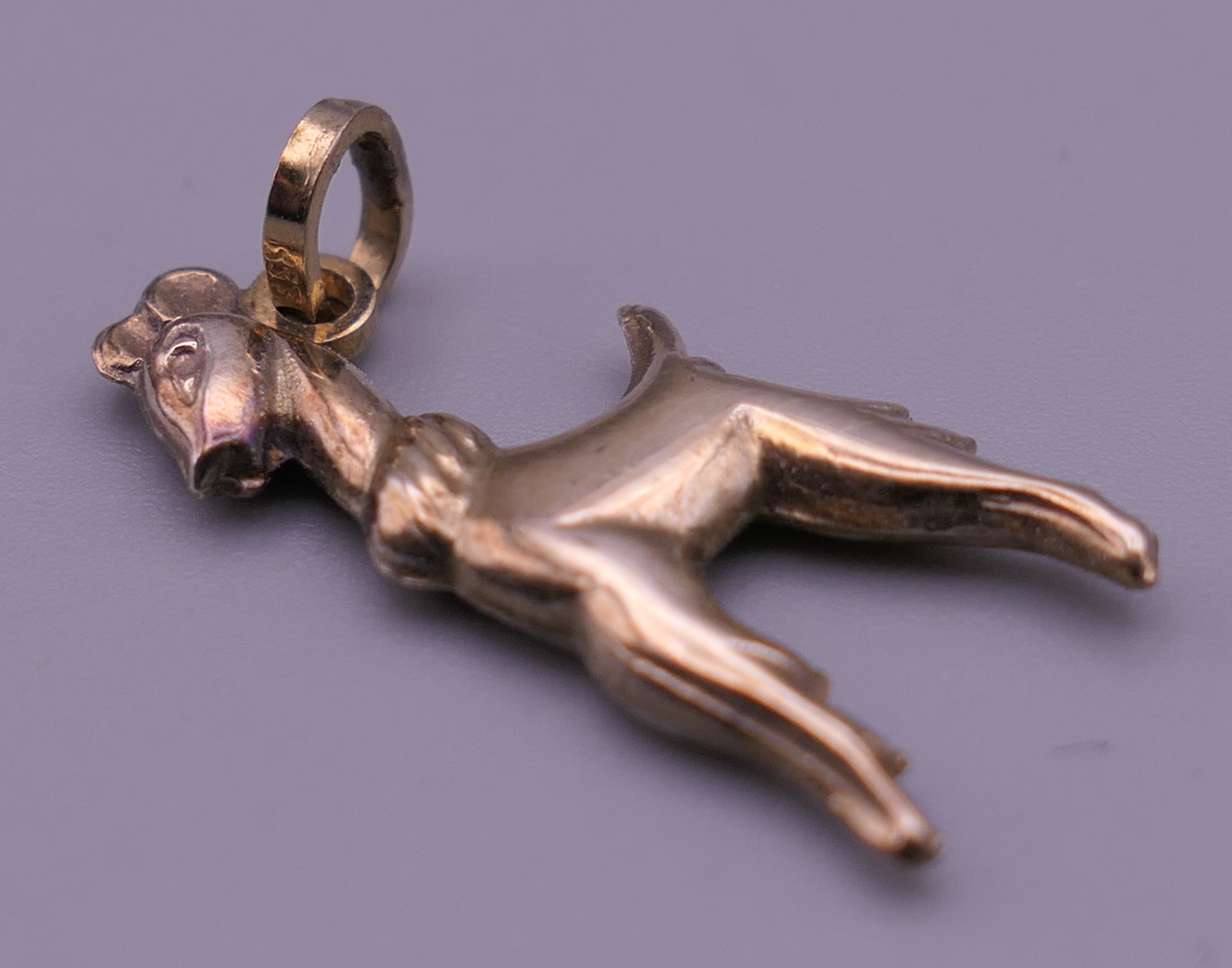 A gold pendant in the form of a deer. Pendant 2.5 cm high. 1.4 grammes. - Image 3 of 4