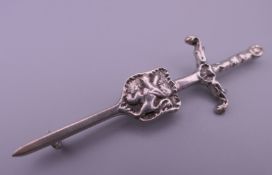A Scottish silver kilt pin/brooch with Glasgow hallmarks. 7 cm long. 8.7 grammes.