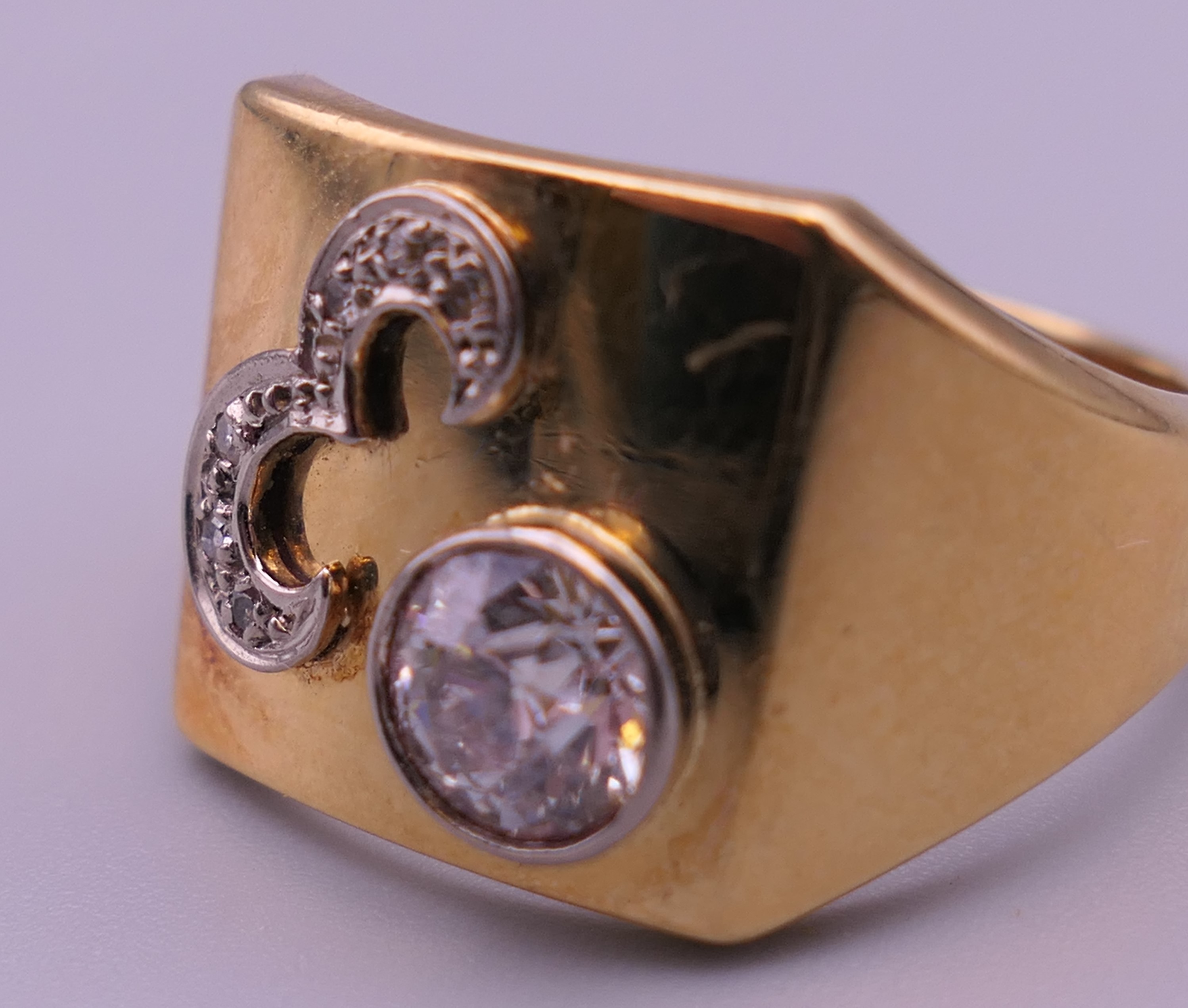 An 18 ct gold gentleman's diamond set ring. Ring size X/Y. 17.7 grammes total weight. - Image 4 of 8