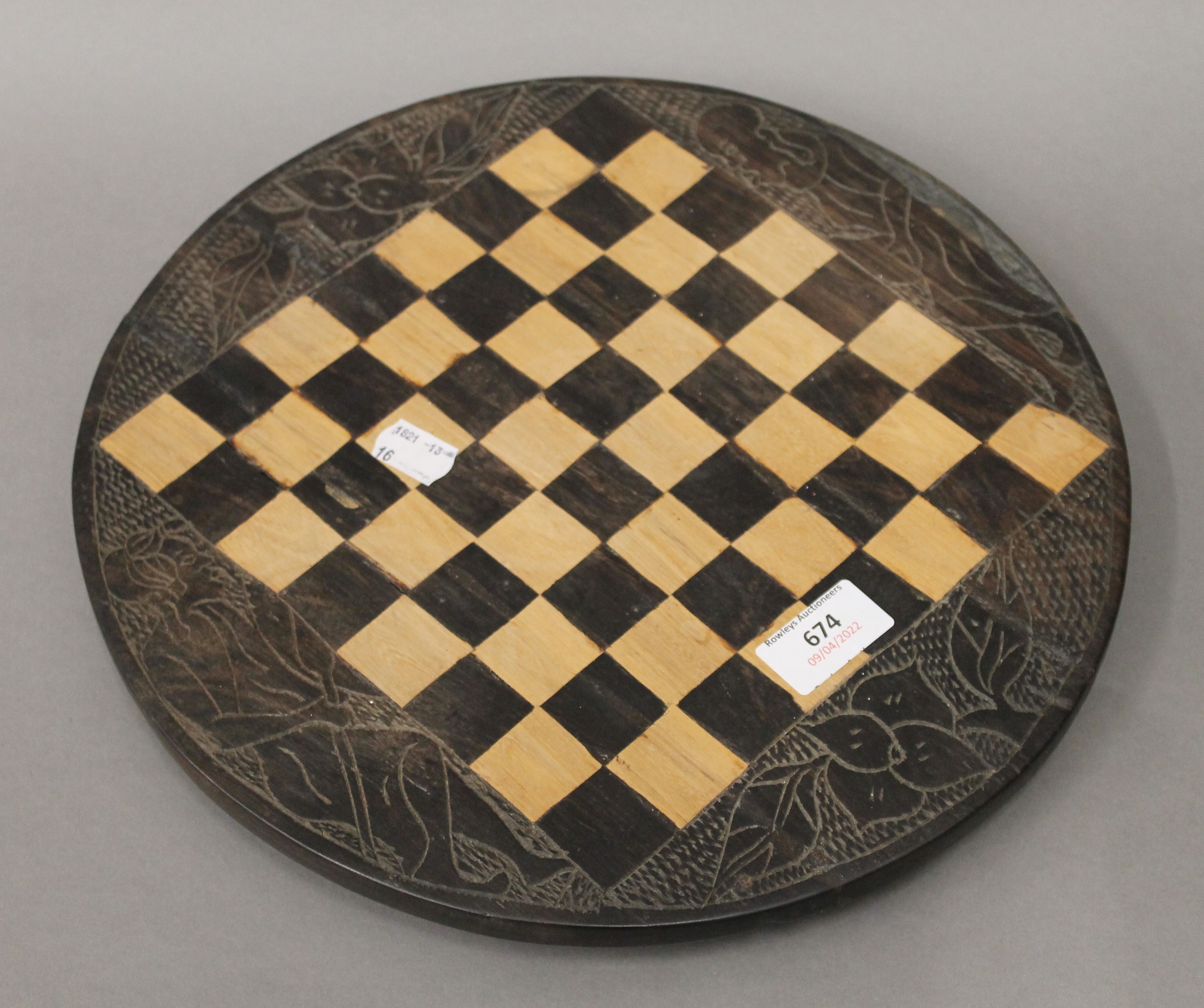 A chess set and board. The board 32 cm diameter. - Image 3 of 3