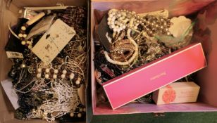 A quantity of costume jewellery.