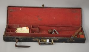 A vintage leather gun case, a gun cleaning rod and shotgun forend. The case 82 cm long.