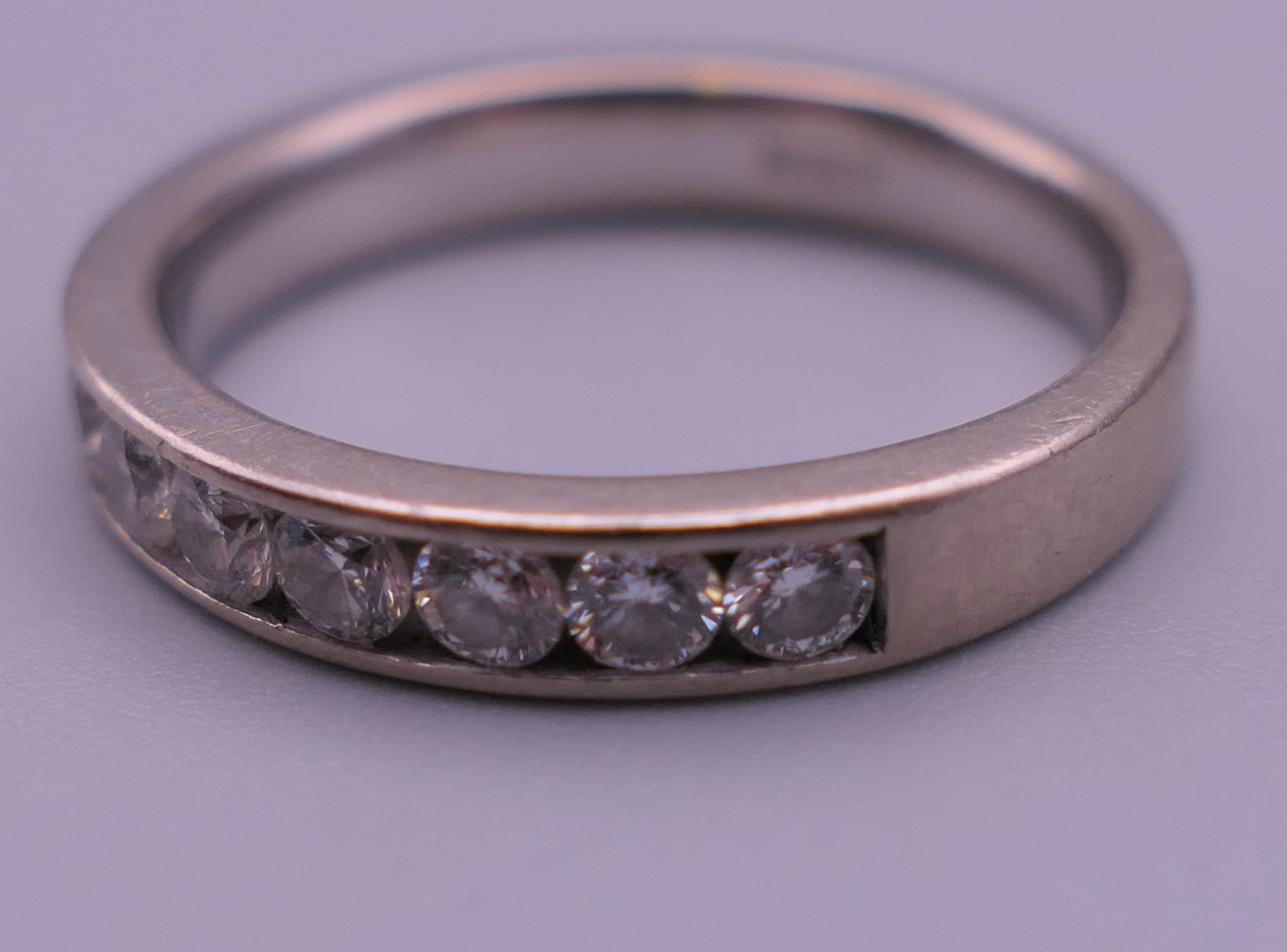 An 18 K white gold diamond set half hoop eternity ring. Ring size N. - Bild 4 aus 6