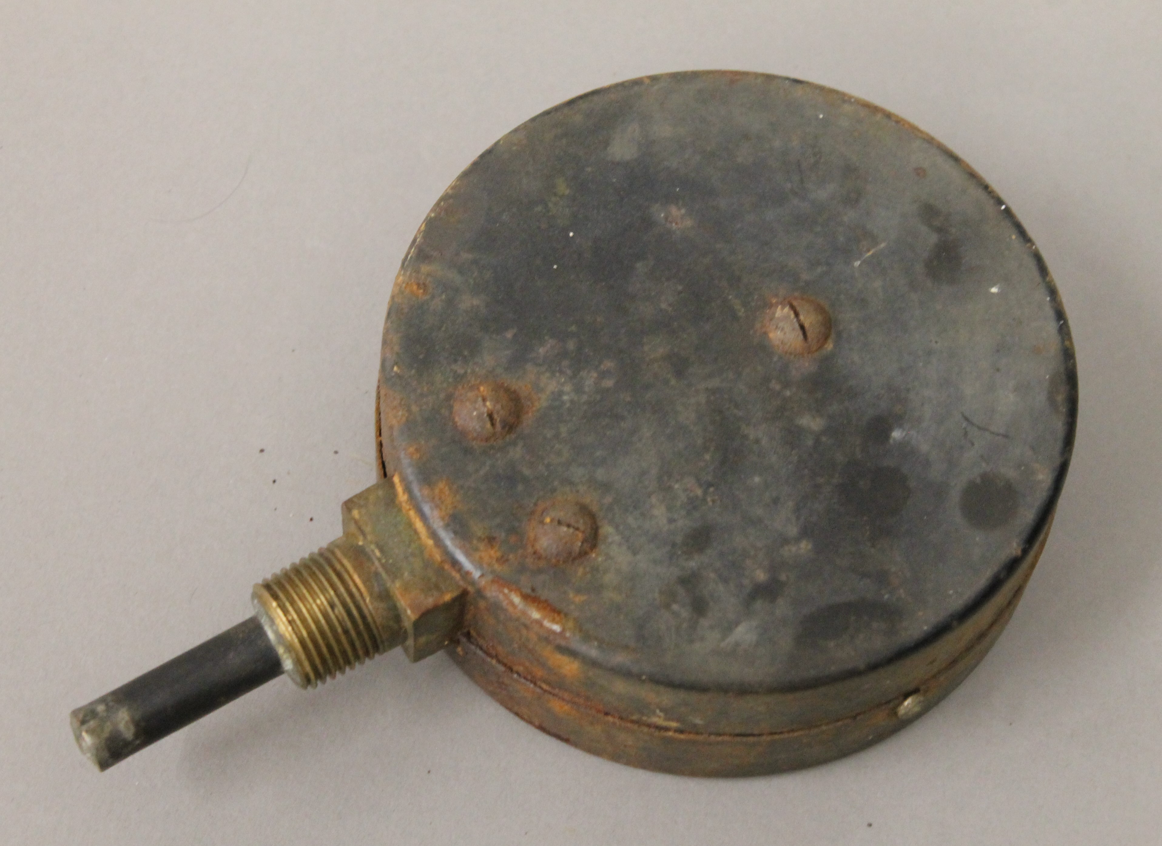 A vintage pressure gauge. 12 cm diameter. - Image 2 of 3