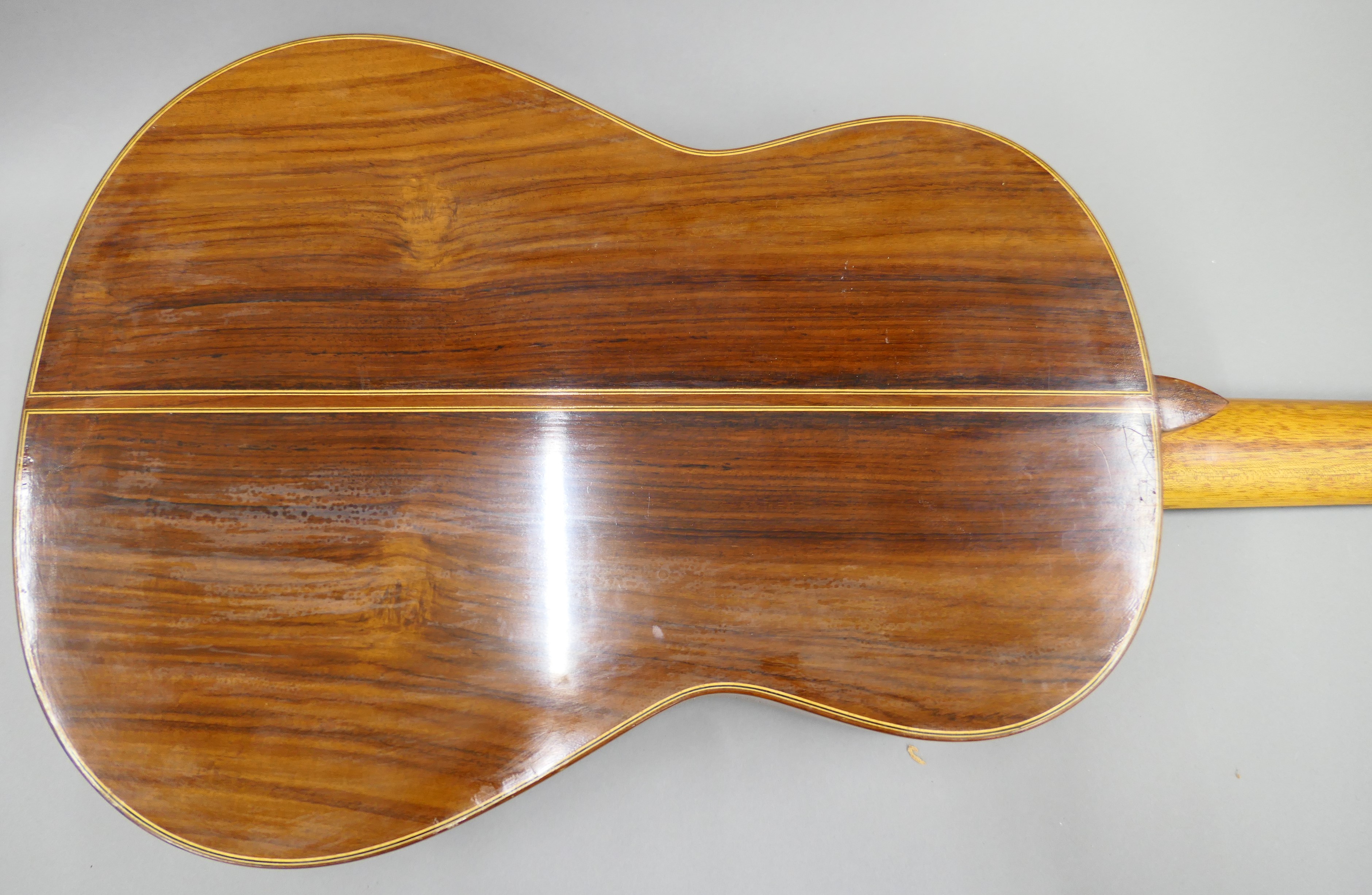 A Stuart Keen classical guitar. 99 cm high. - Image 25 of 25