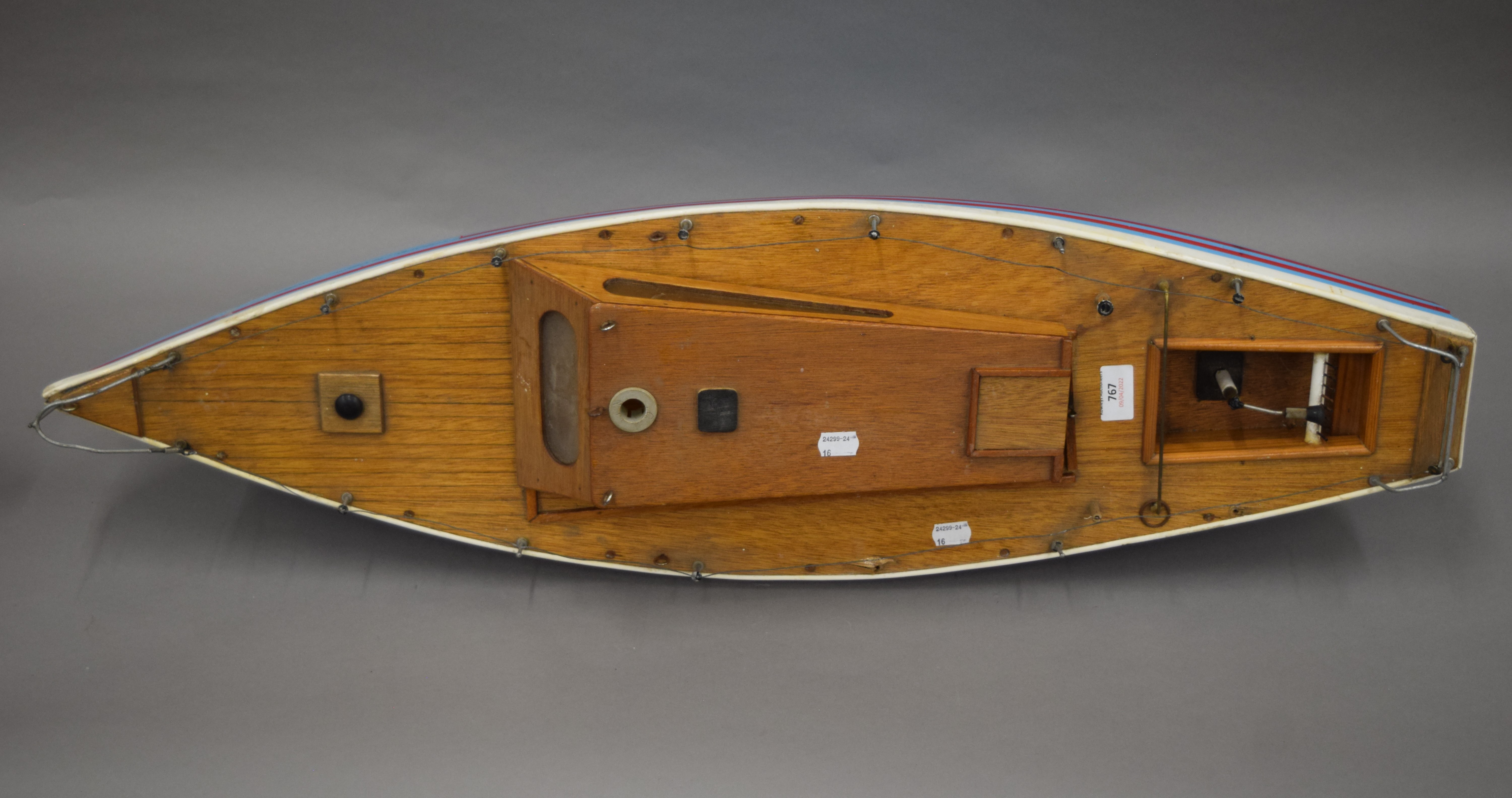 A large model pond yacht. 95 cm long. - Image 2 of 3