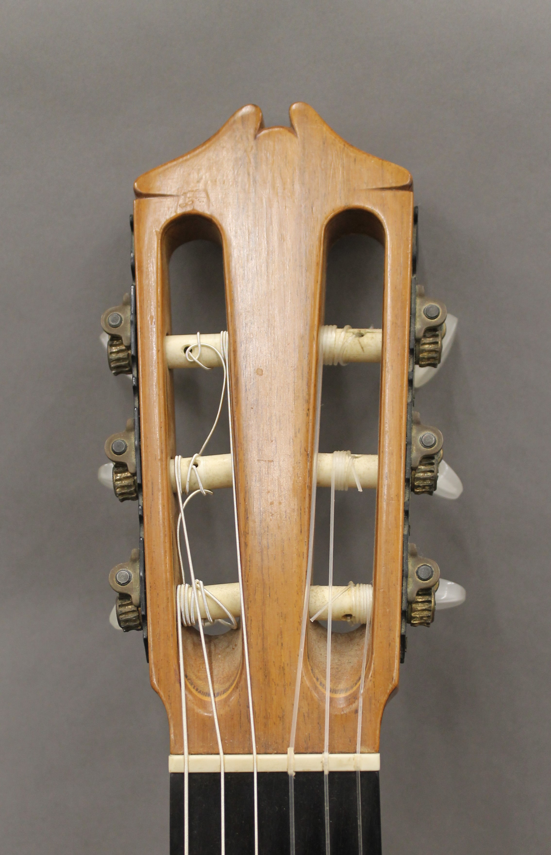 A Stuart Keen classical guitar. 99 cm high. - Image 2 of 25