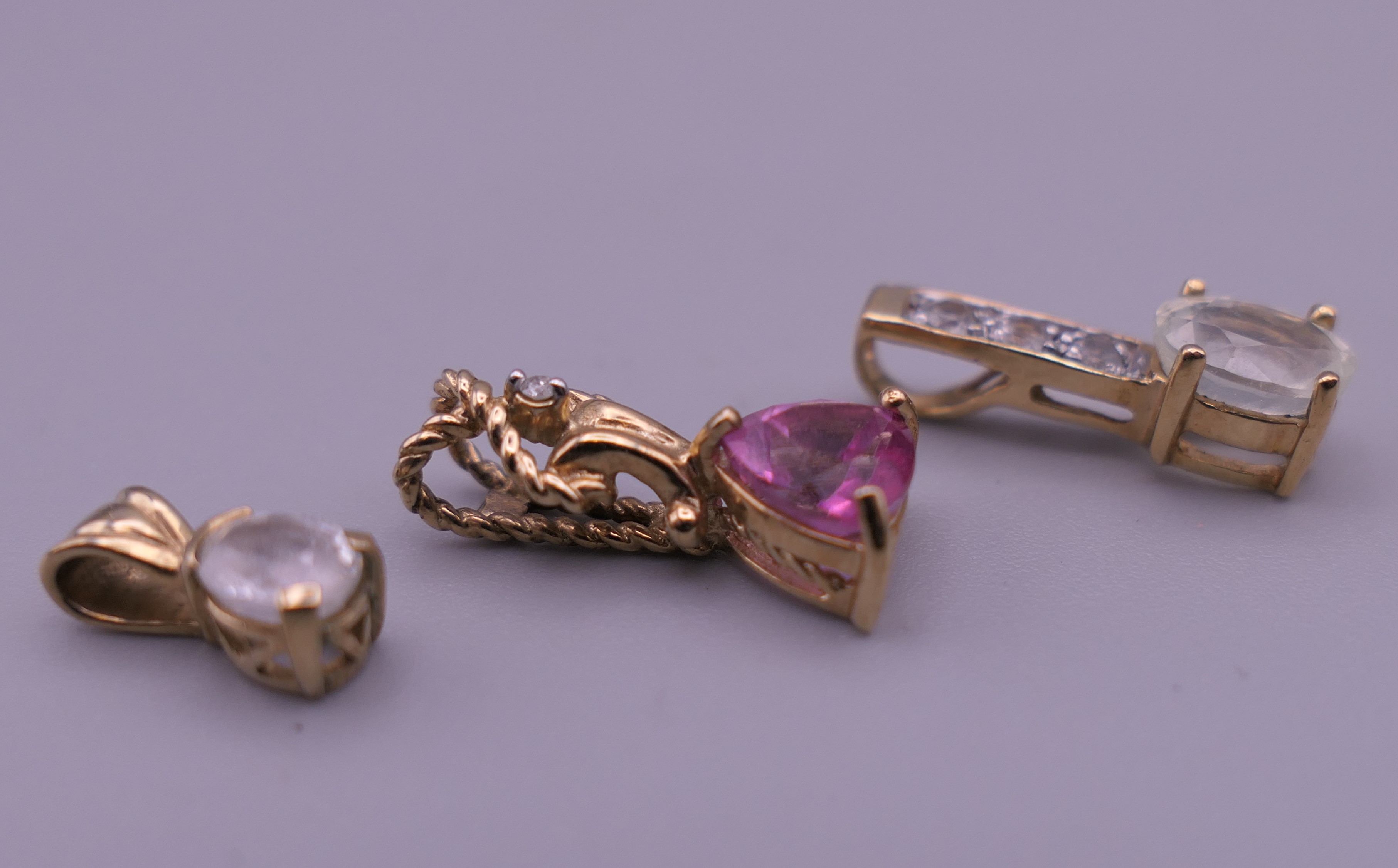 Five 9 ct gold pendants. Largest 1.5 cm high. 4.9 grammes total weight. - Image 3 of 5