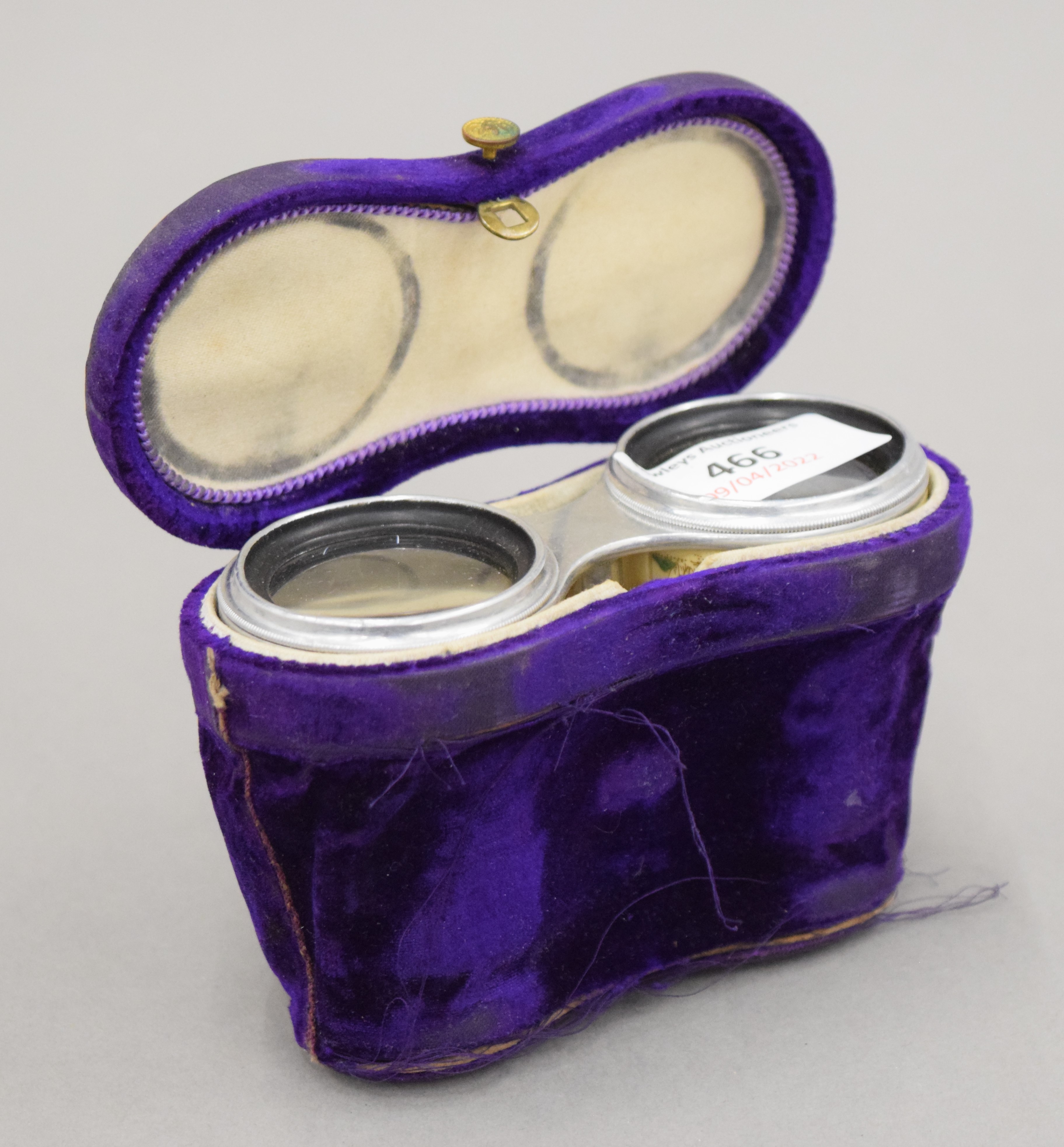 A cased pair of Victorian shibayama opera glasses. - Image 6 of 34