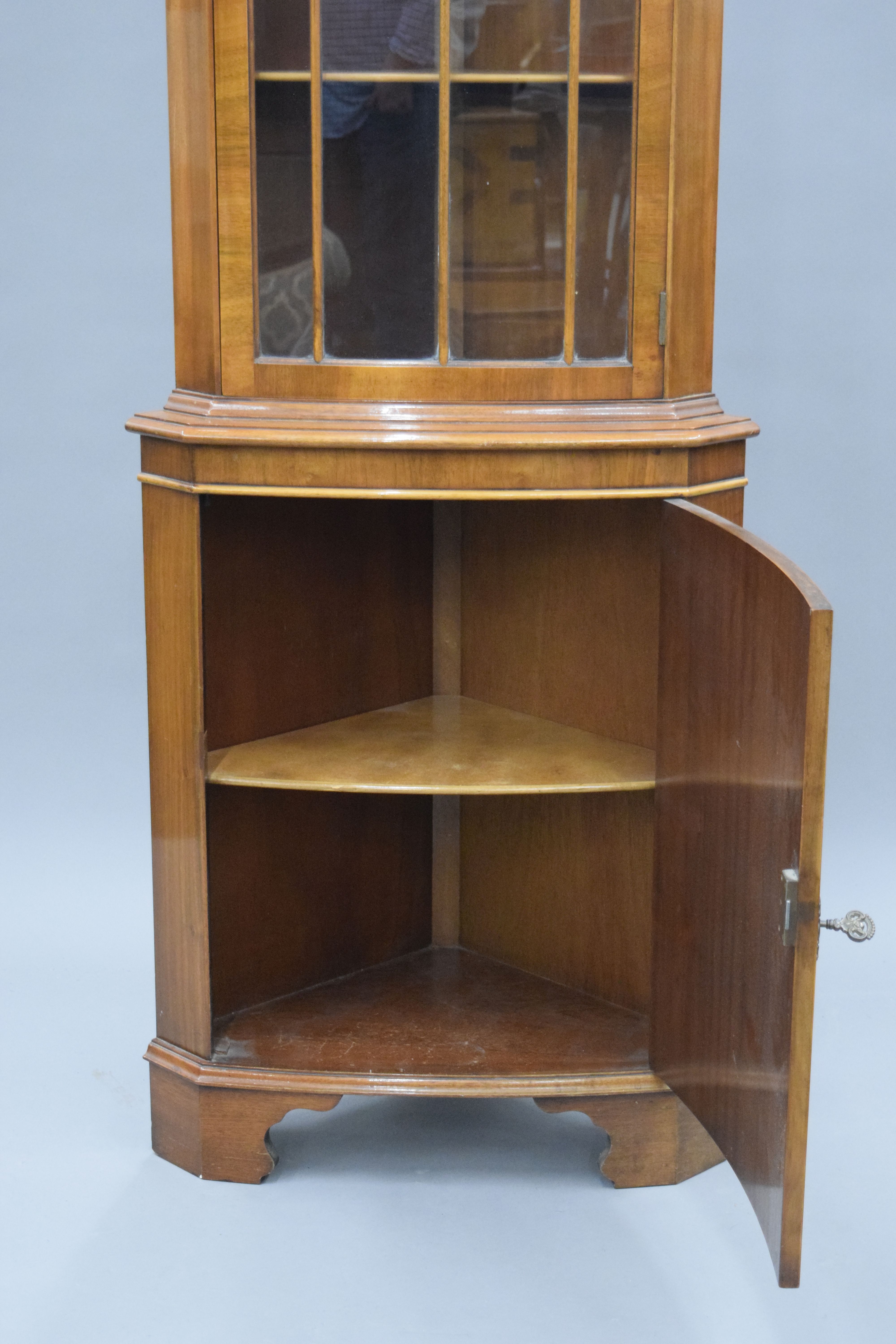 A modern walnut corner cabinet. 181 cm high. - Image 5 of 5
