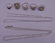 Five silver rings and two silver chains. Chains 56 cm long and 47 cm long respectively. 24.