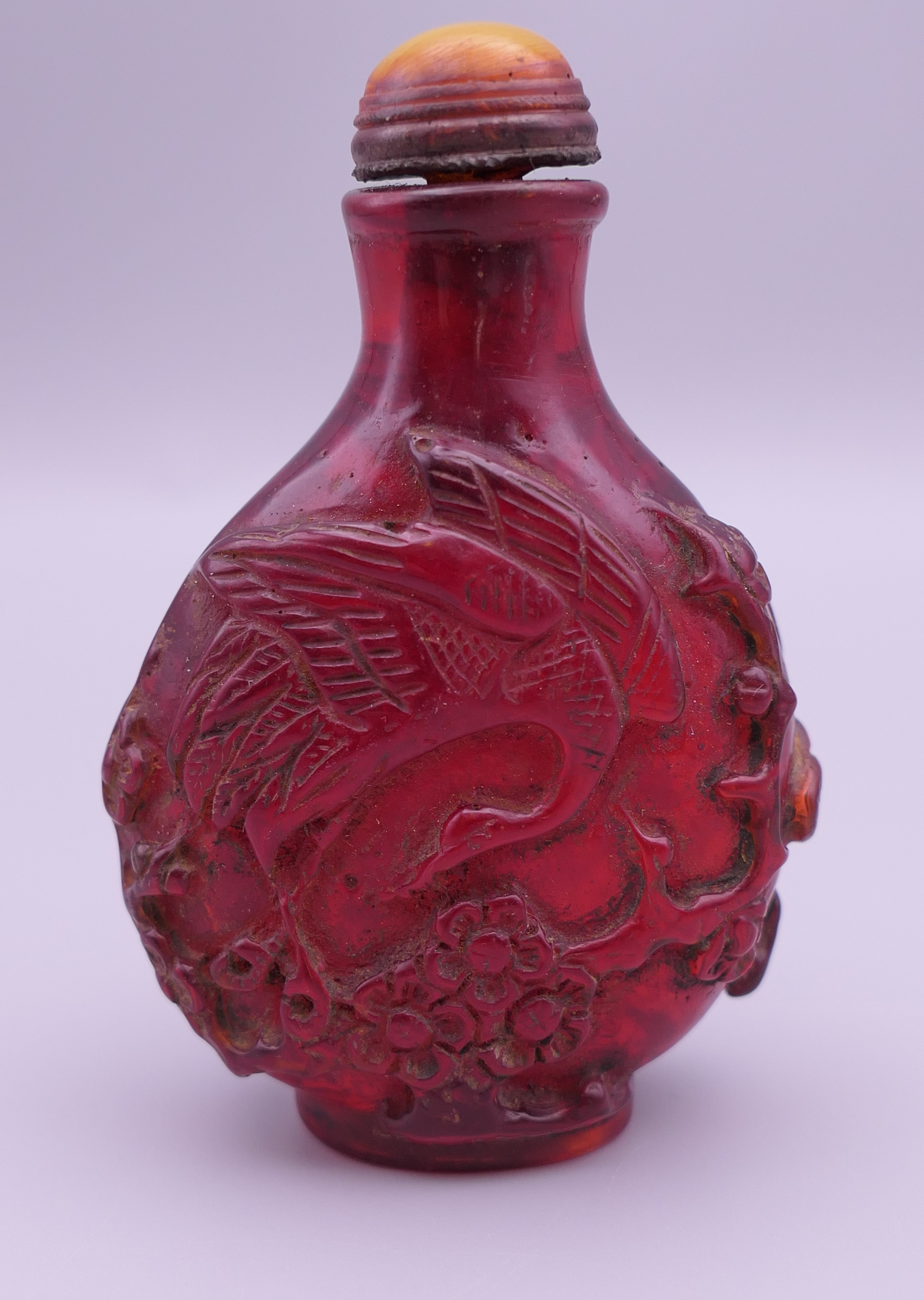 A Chinese snuff bottle. 7.5 cm high. - Image 2 of 5