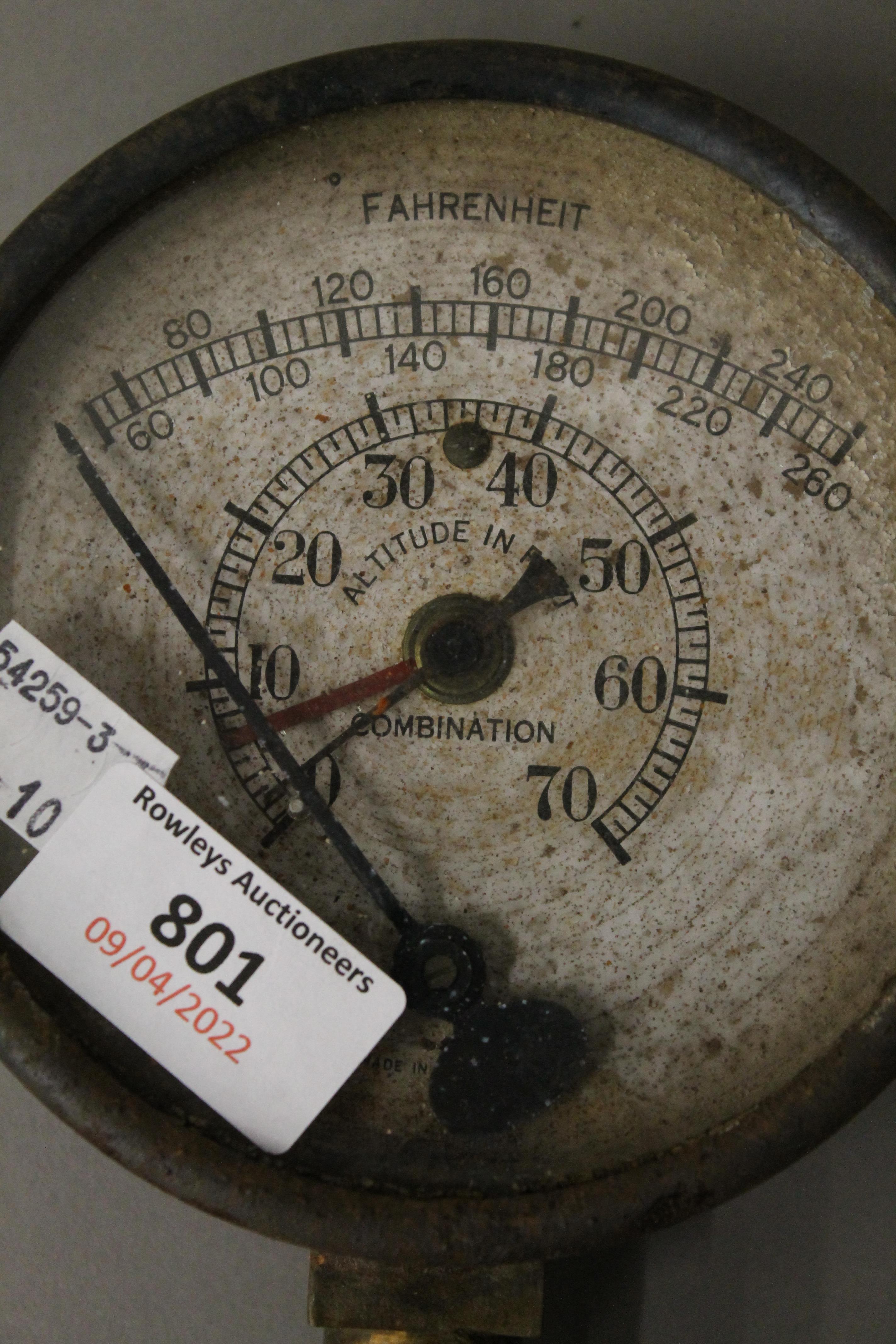 A vintage pressure gauge. 12 cm diameter. - Image 3 of 3