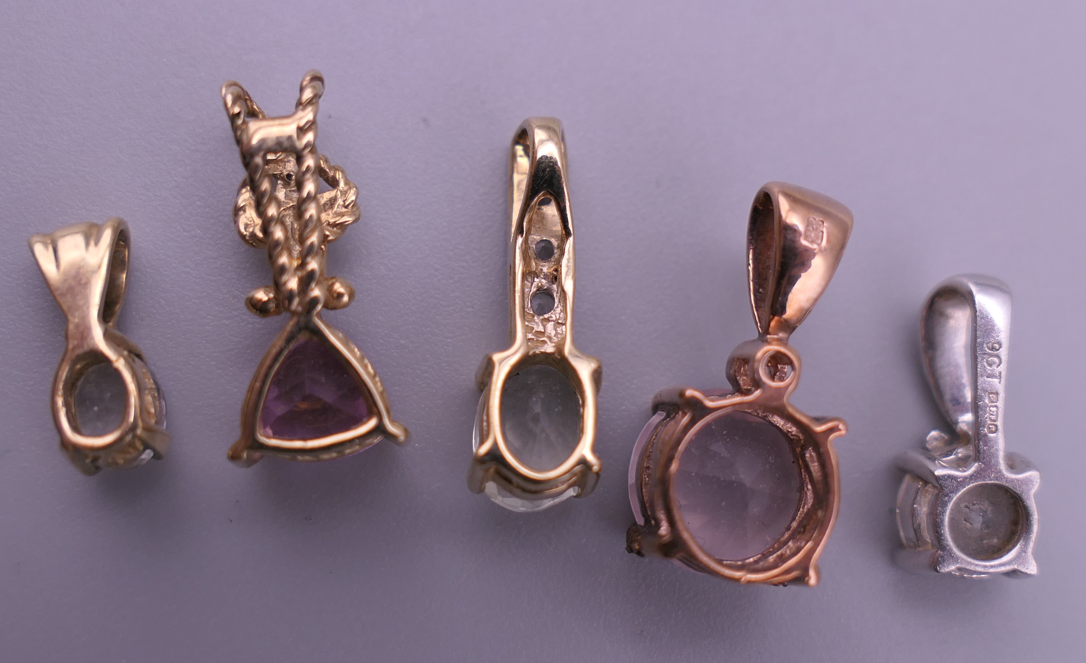 Five 9 ct gold pendants. Largest 1.5 cm high. 4.9 grammes total weight. - Image 5 of 5
