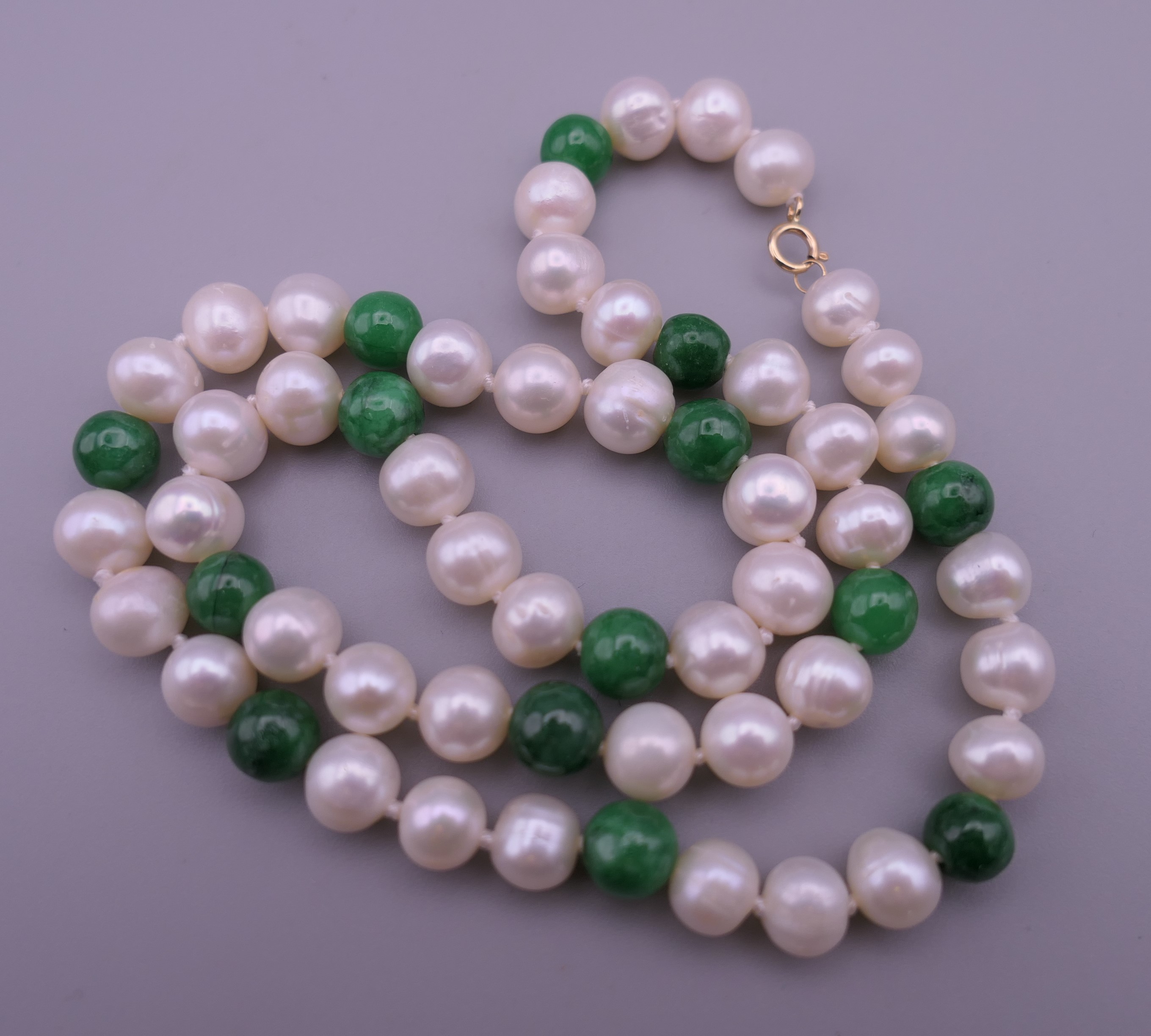A jade and pearl necklace with a 14 ct gold clasp. 43 cm long. - Image 2 of 4