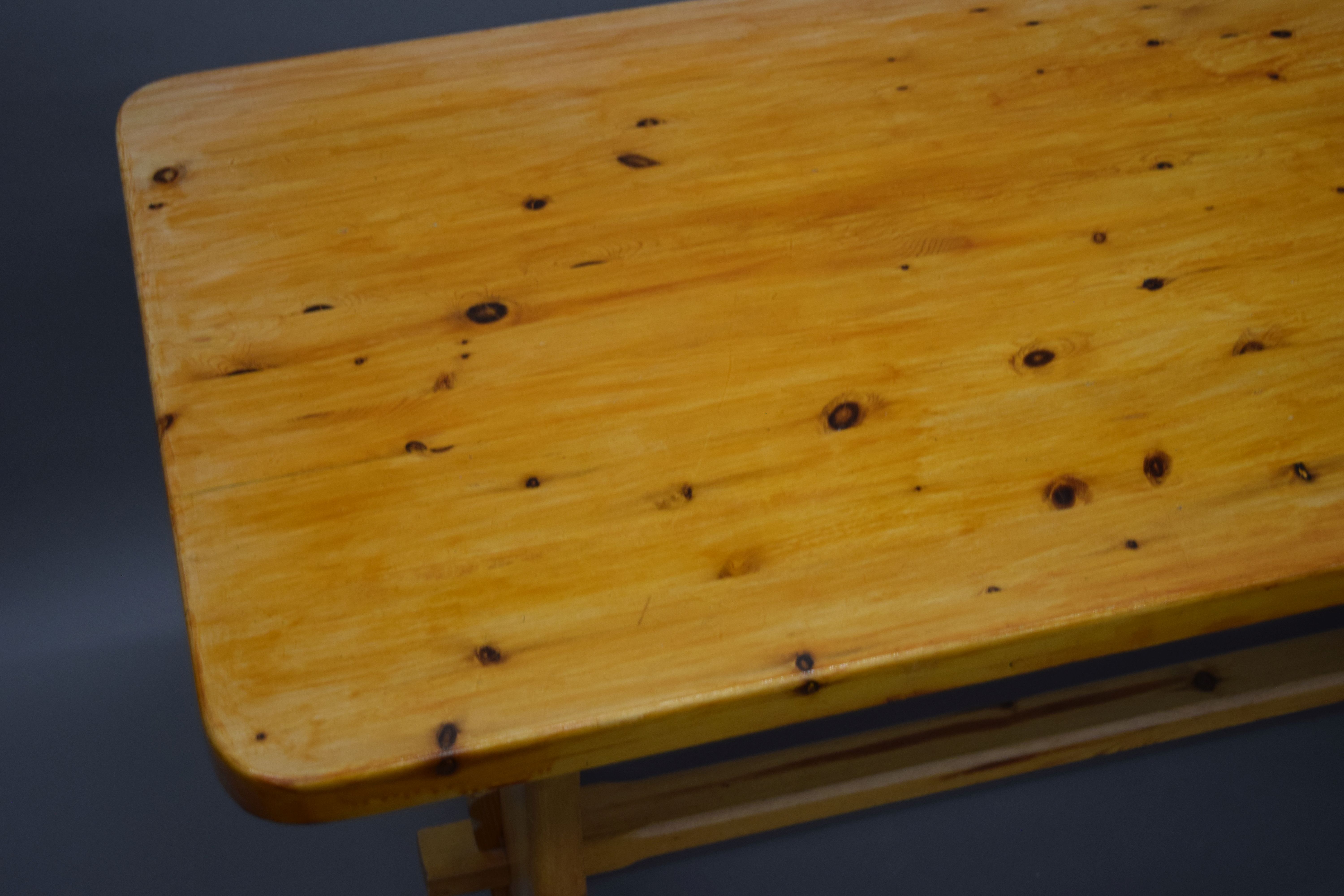 A modern pine table and four chairs. The table 150 cm long. - Image 3 of 9