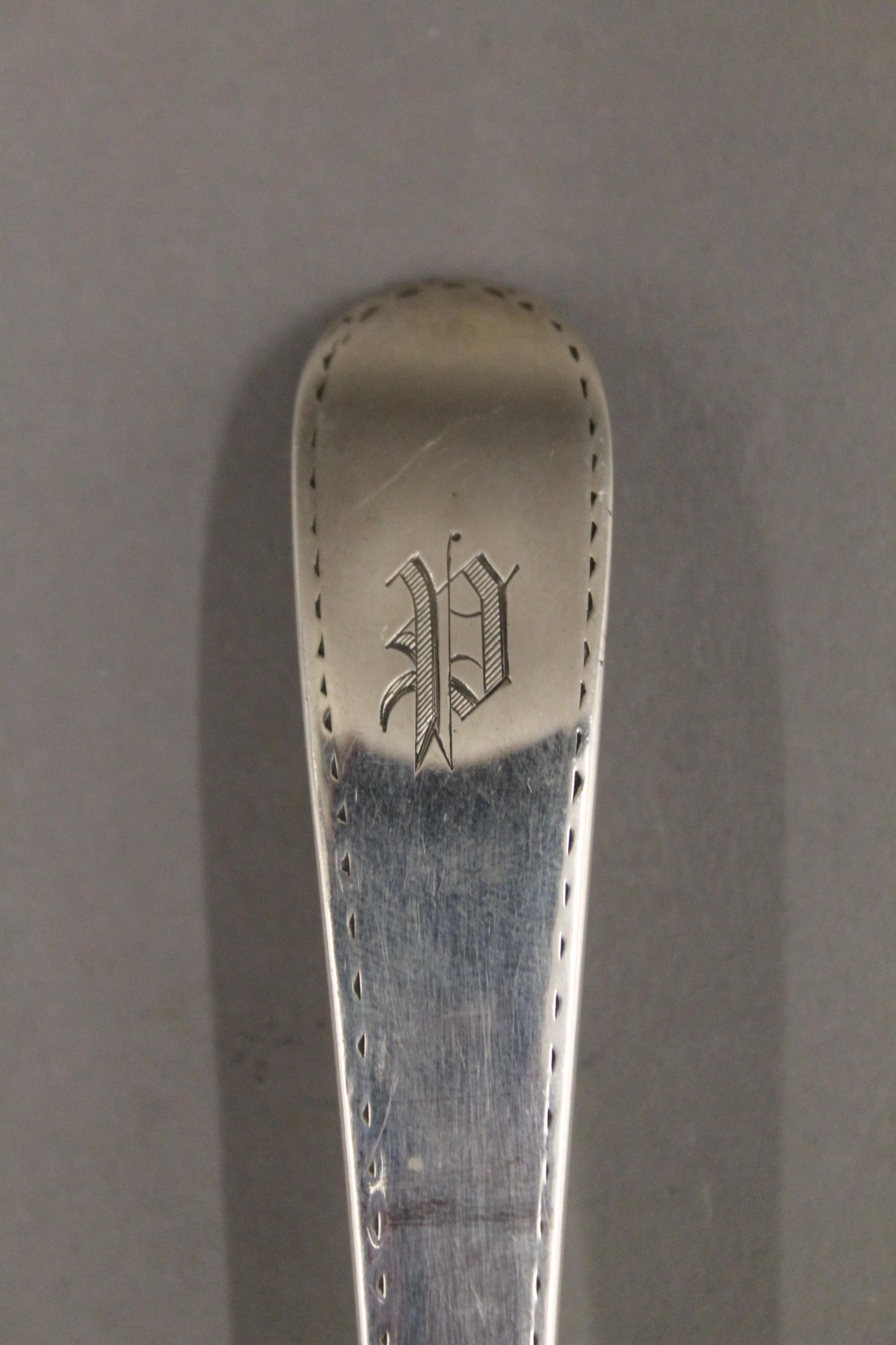A Georgian silver serving spoon. 27.5 cm long. 84.6 grammes. - Bild 2 aus 3