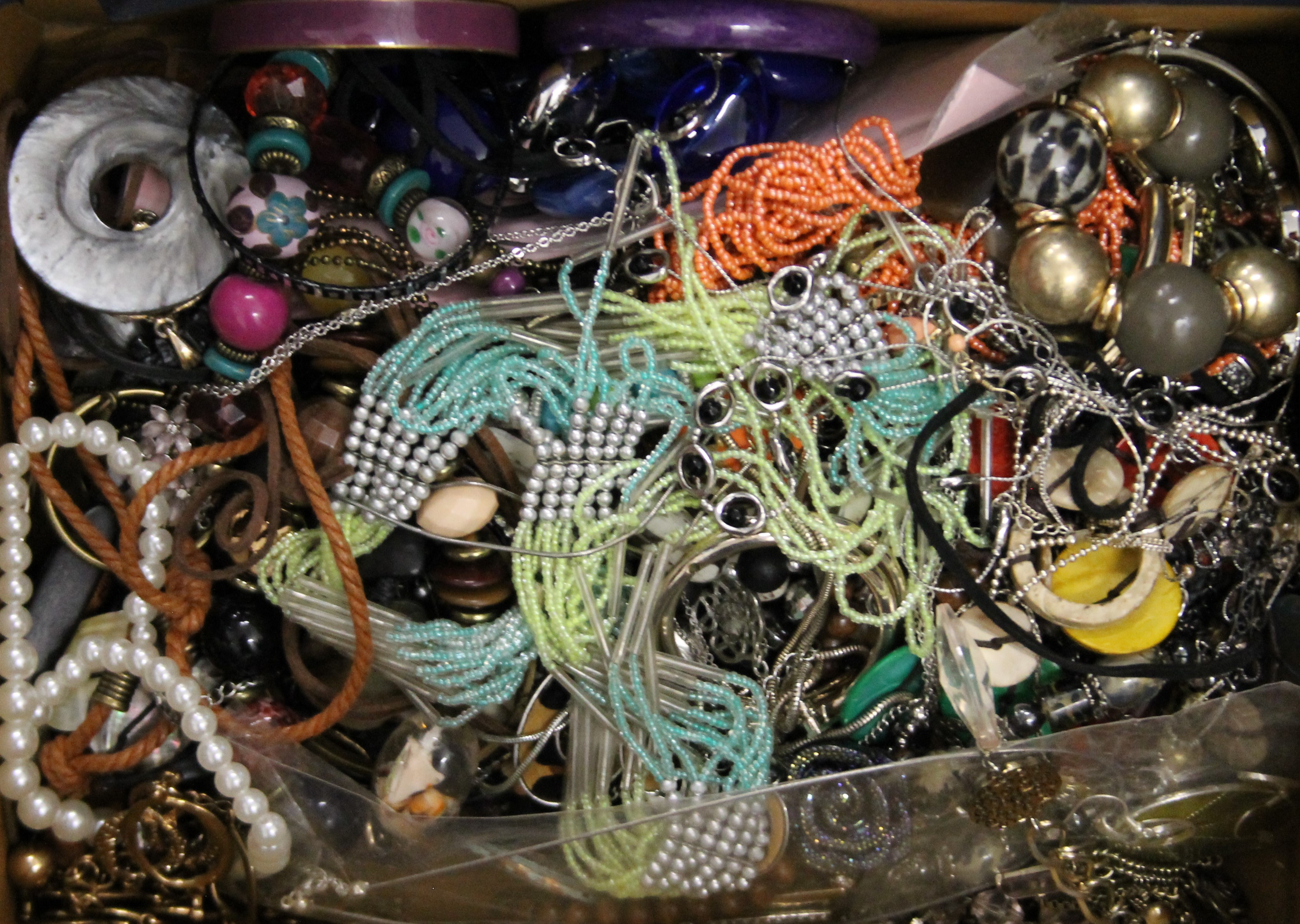 A large quantity of costume jewellery. - Image 3 of 4