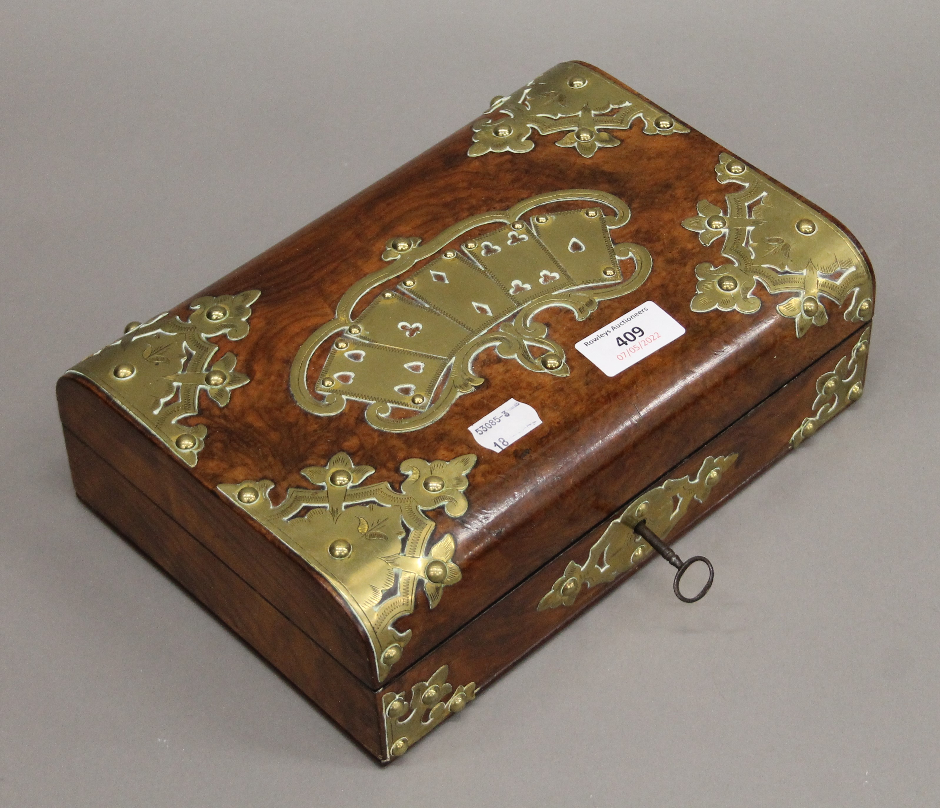 A Victorian brass and walnut playing card box. 26.5 cm wide. - Bild 2 aus 4