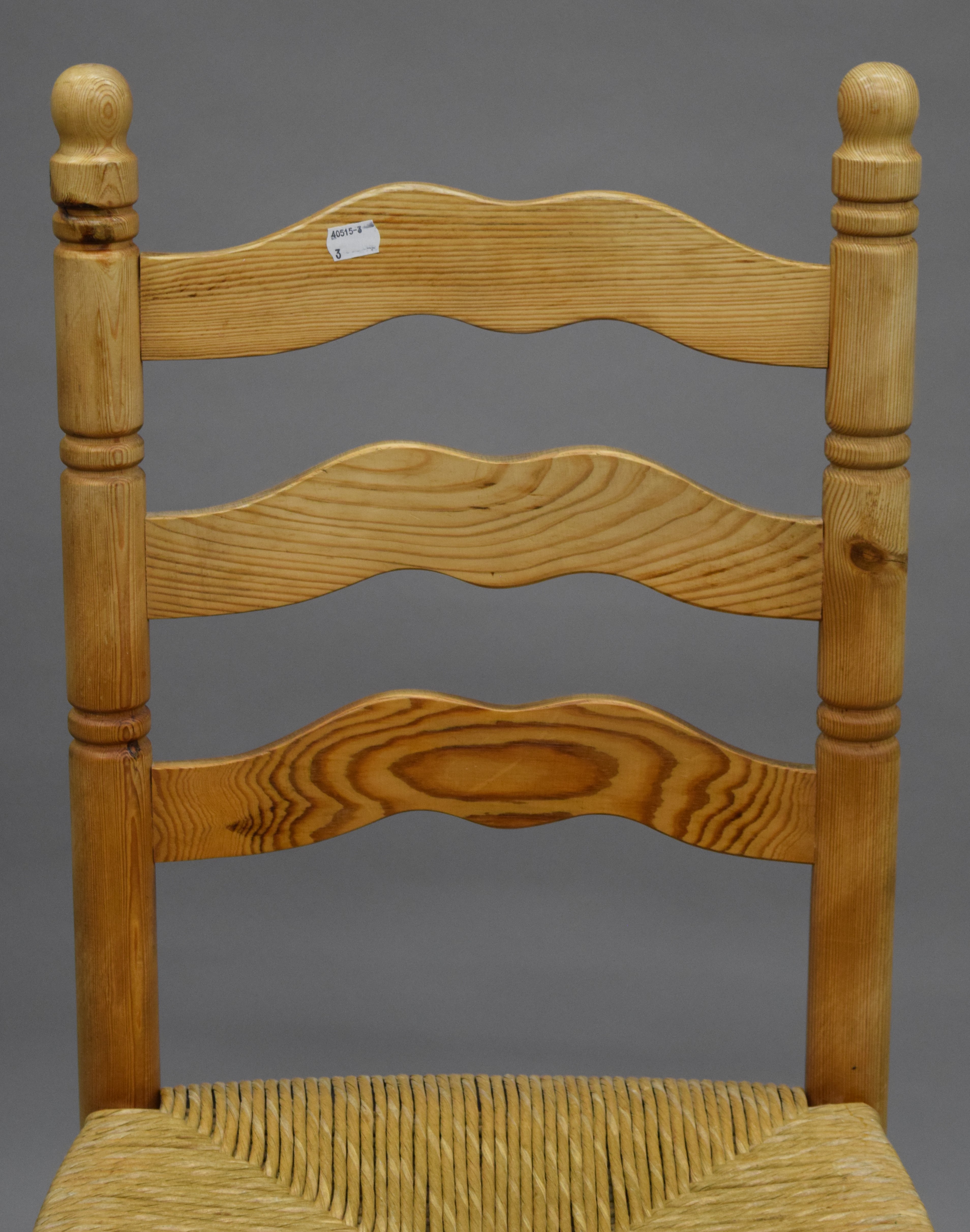 A modern pine table and four chairs. The table 150 cm long. - Image 7 of 9