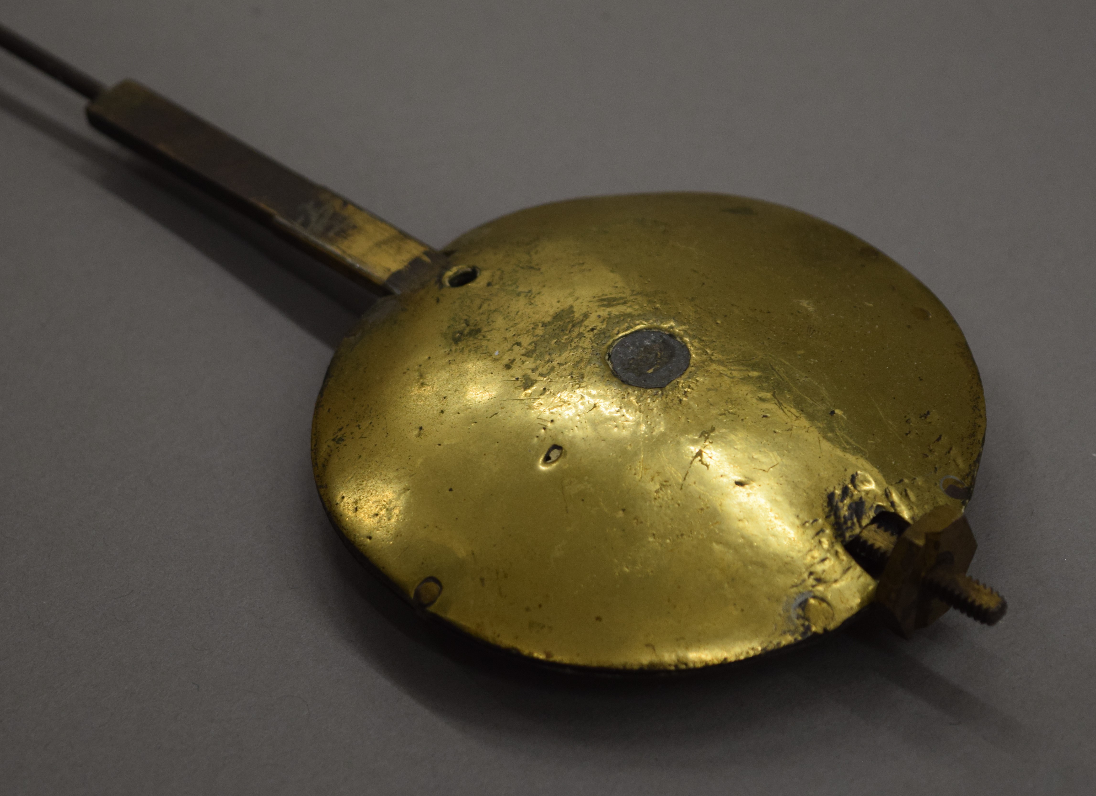 An oak wall clock, the brass dial inscribed Thos Budgen Croydon. 50 cm high. - Image 6 of 6