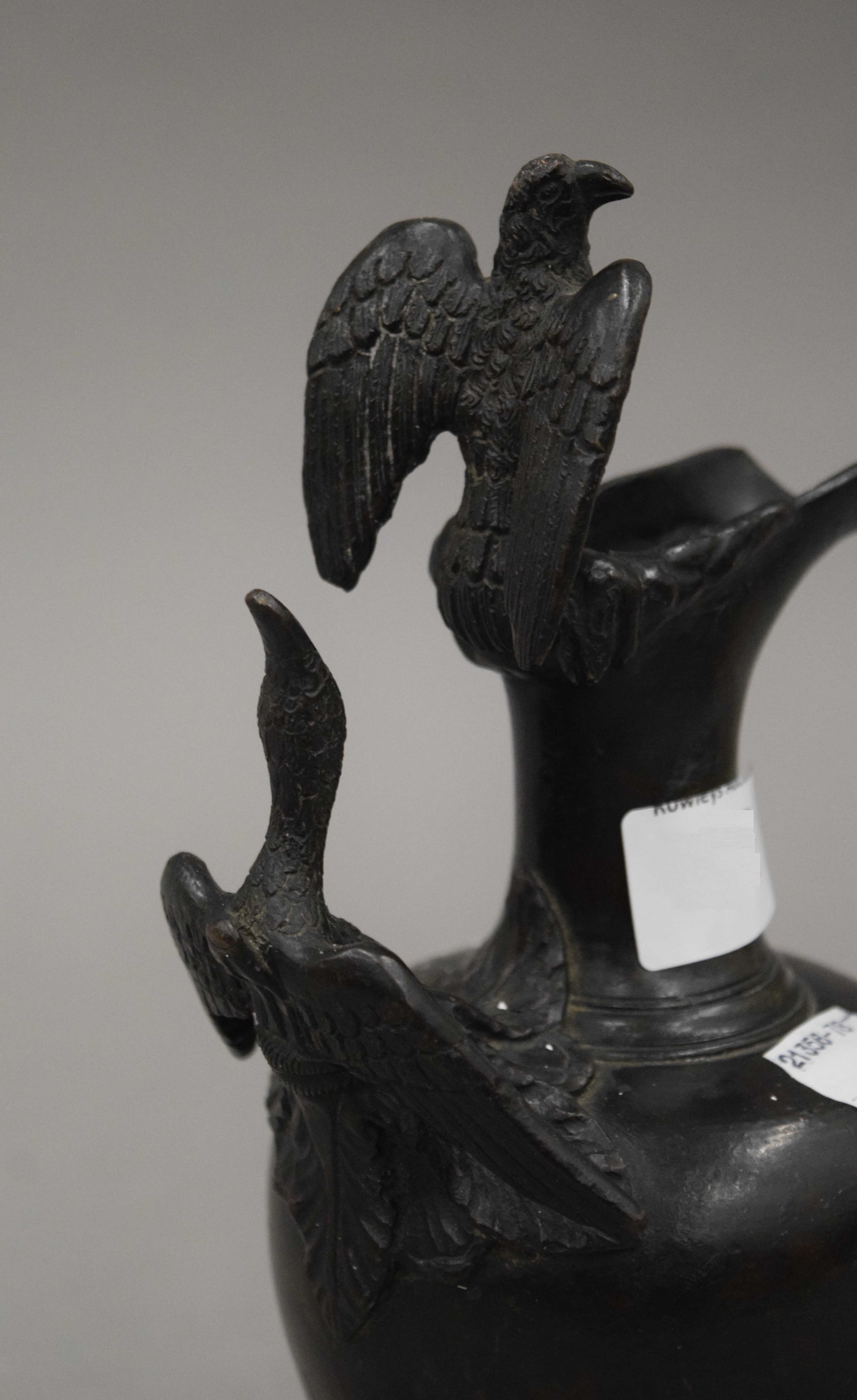 A 19th century Grand Tour bronze ewer, in the Etruscan style. 23 cm high. - Bild 3 aus 6