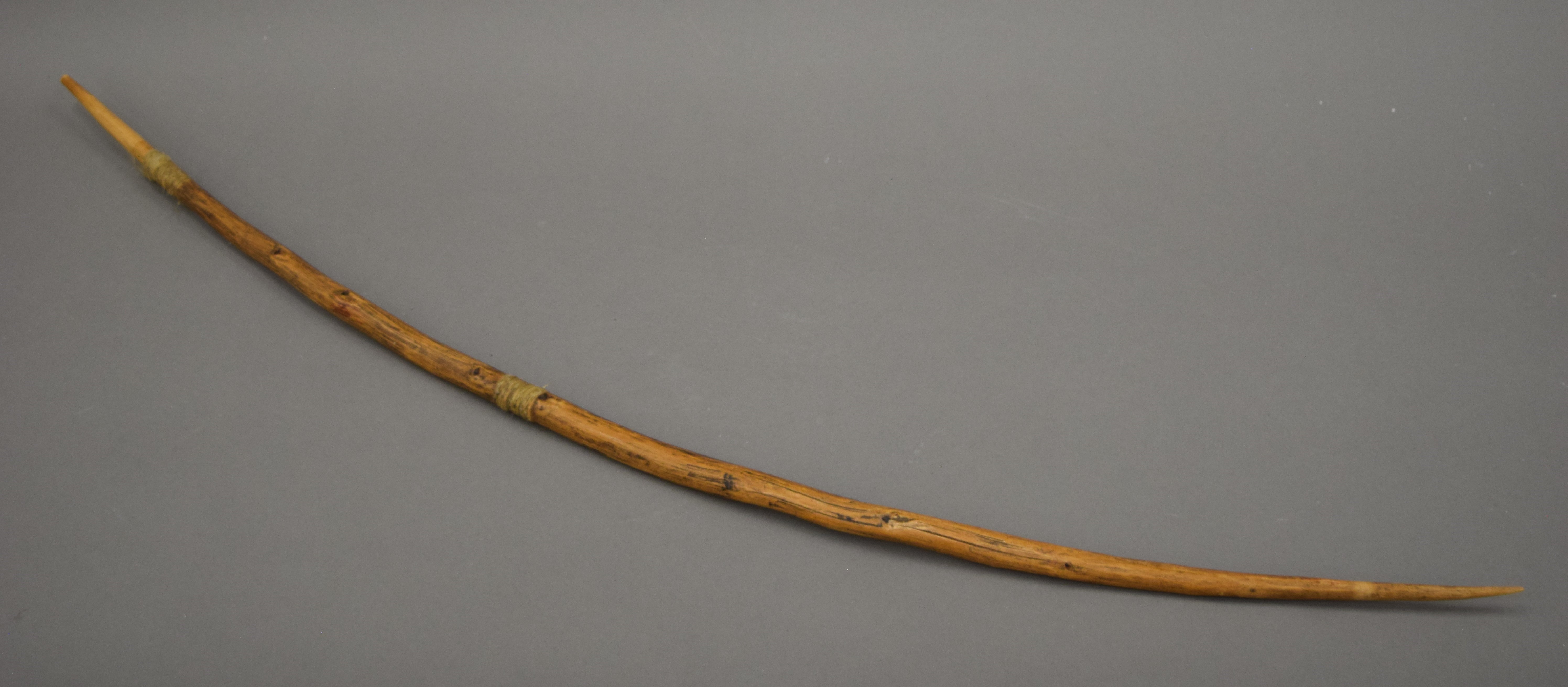 A bow and bone tipped arrows, arrow carrier and wallaby skin water carrier. - Bild 5 aus 5