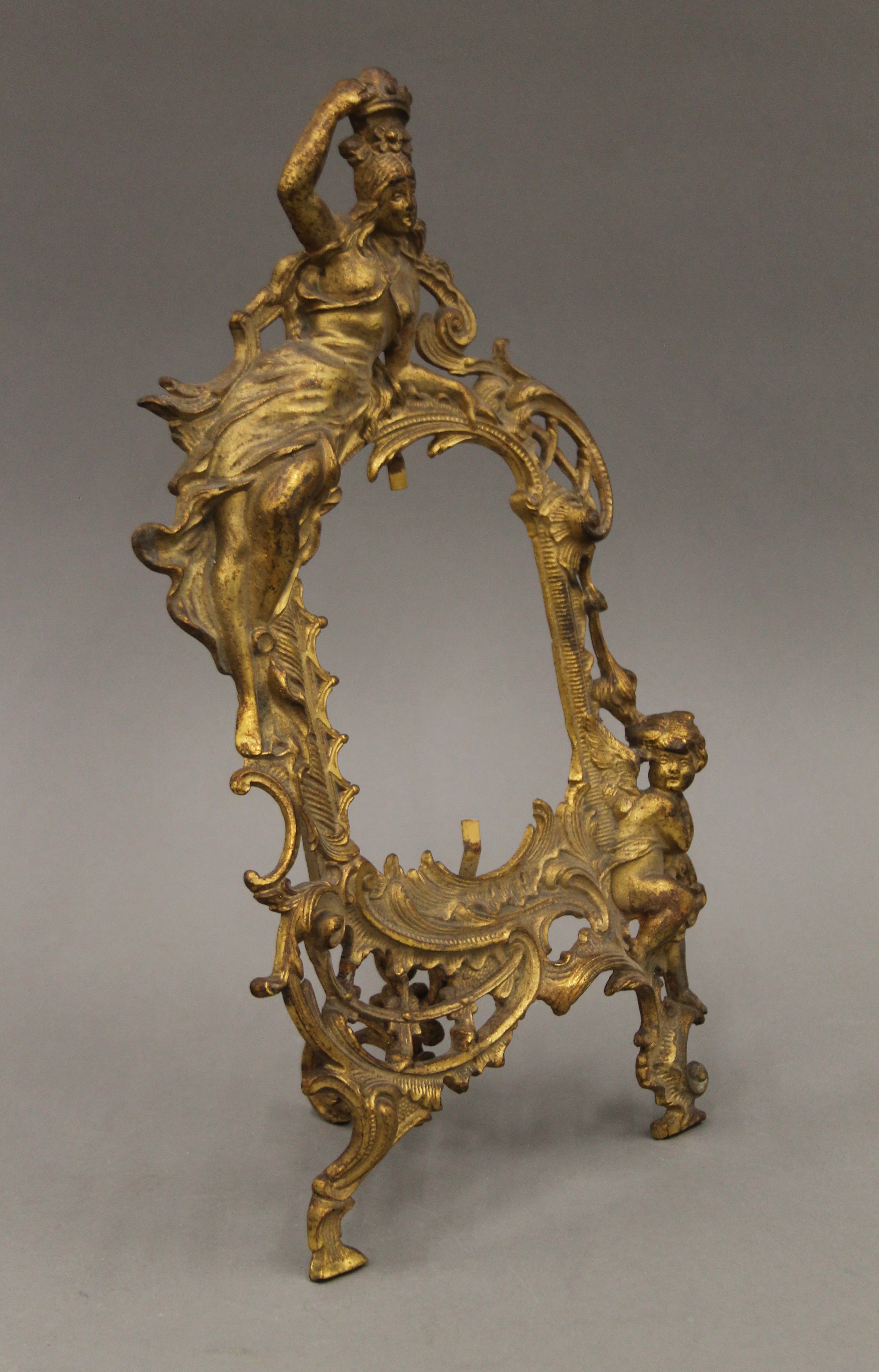 A pair of gilt metal frames. 33 cm high. - Bild 2 aus 6