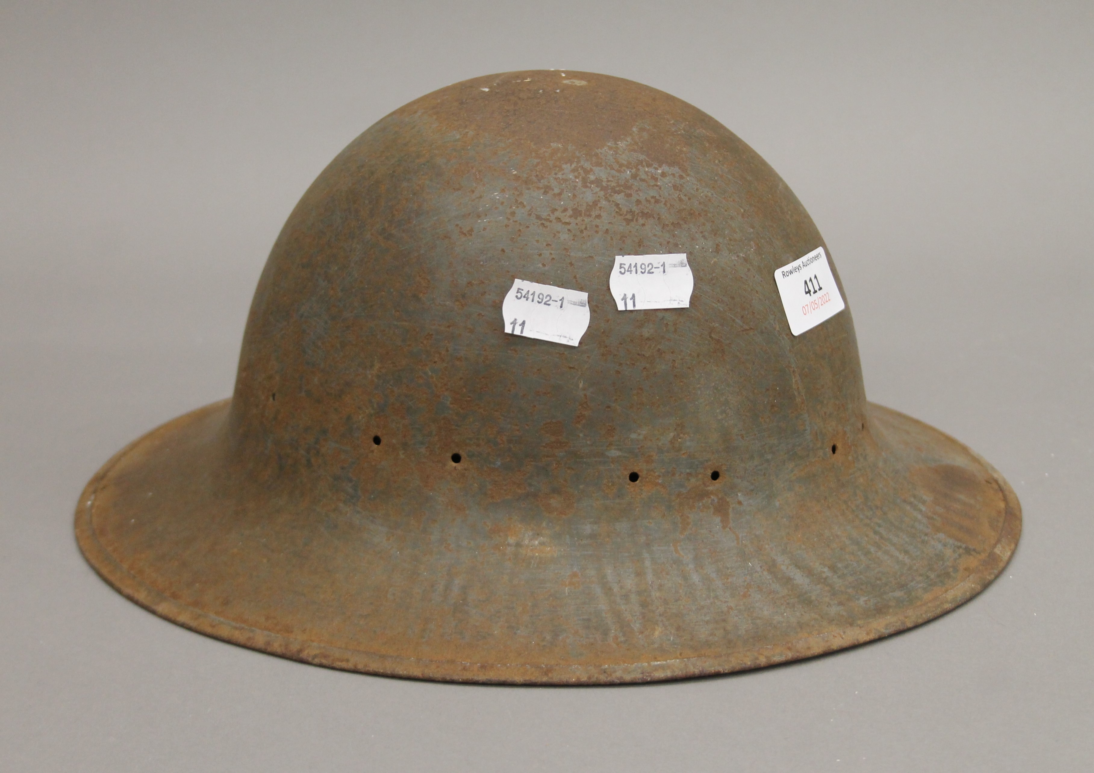 A military tin helmet. - Image 3 of 4